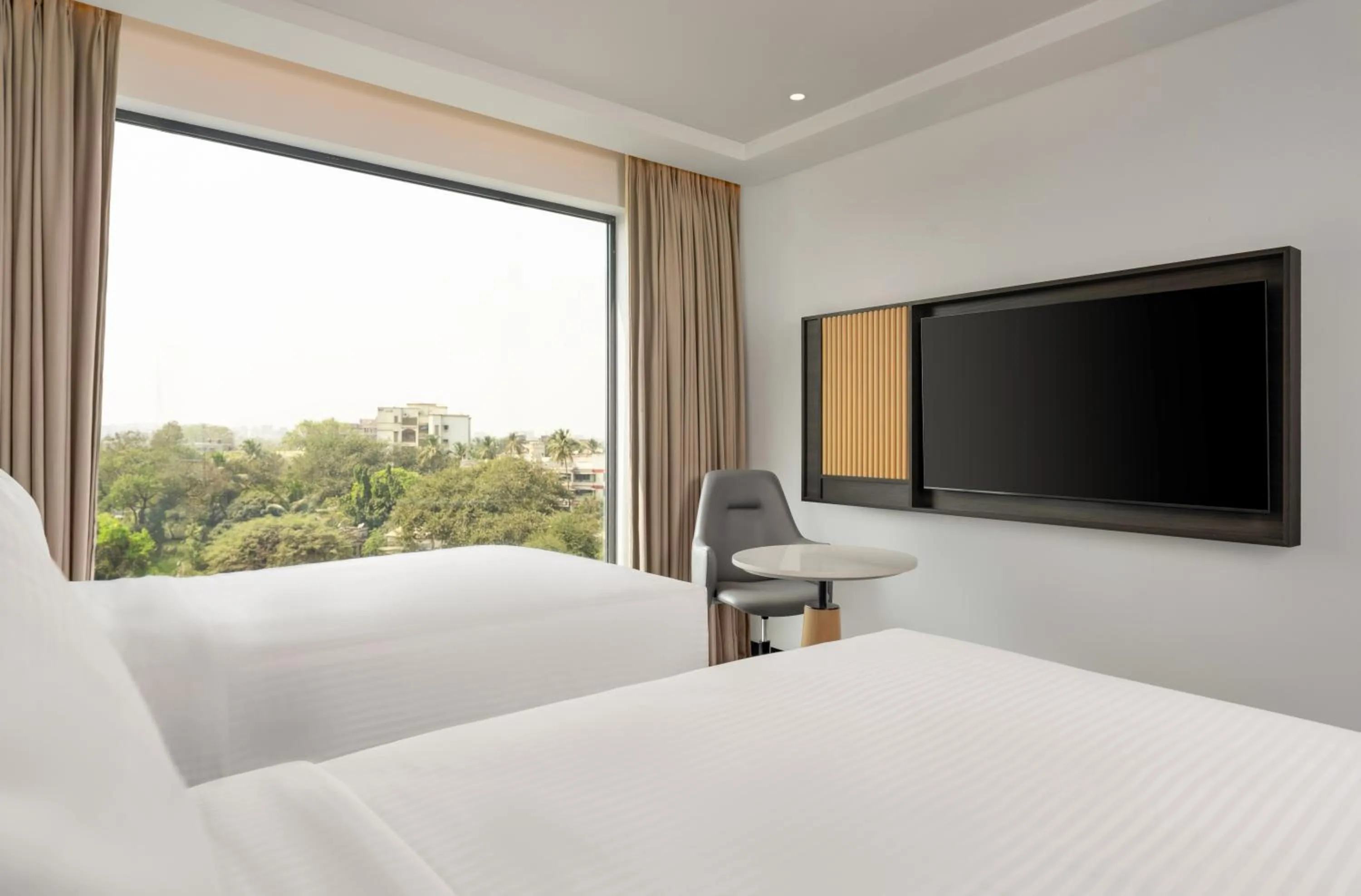 Photo of the whole room, Bed in Hilton Garden Inn Mumbai International Airport