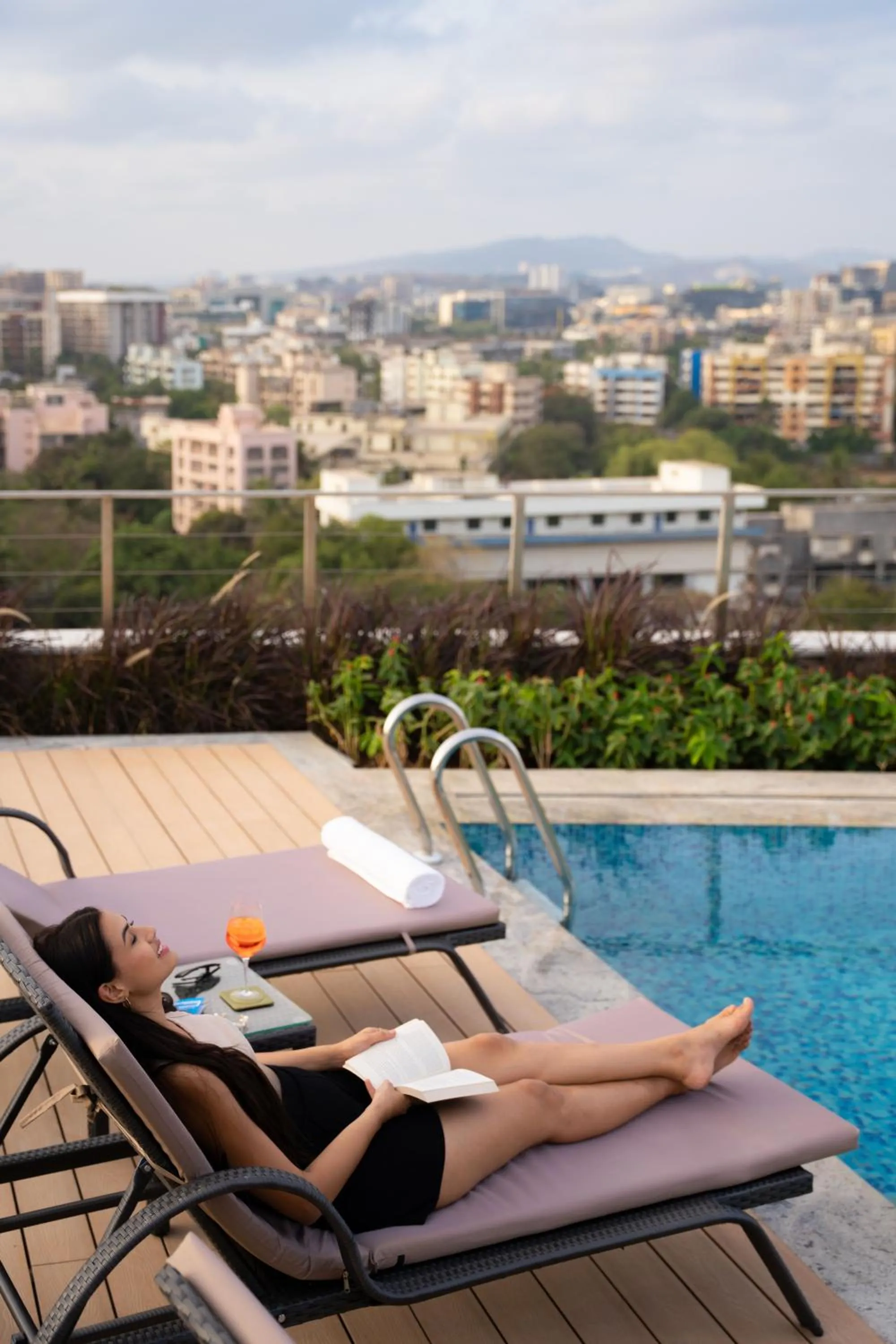 Swimming pool in Hilton Garden Inn Mumbai International Airport