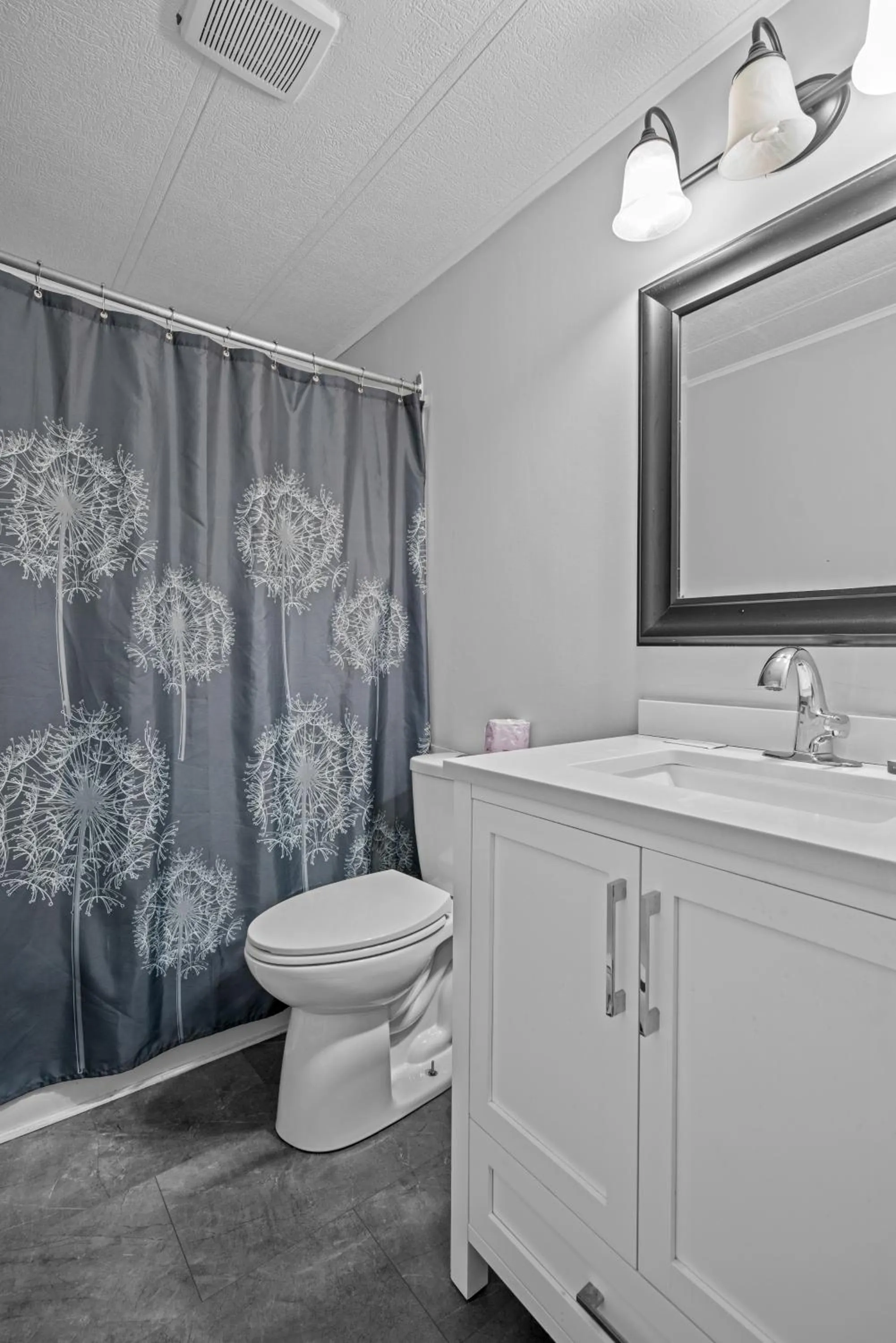 Bathroom in Edge of the Avalon Inn