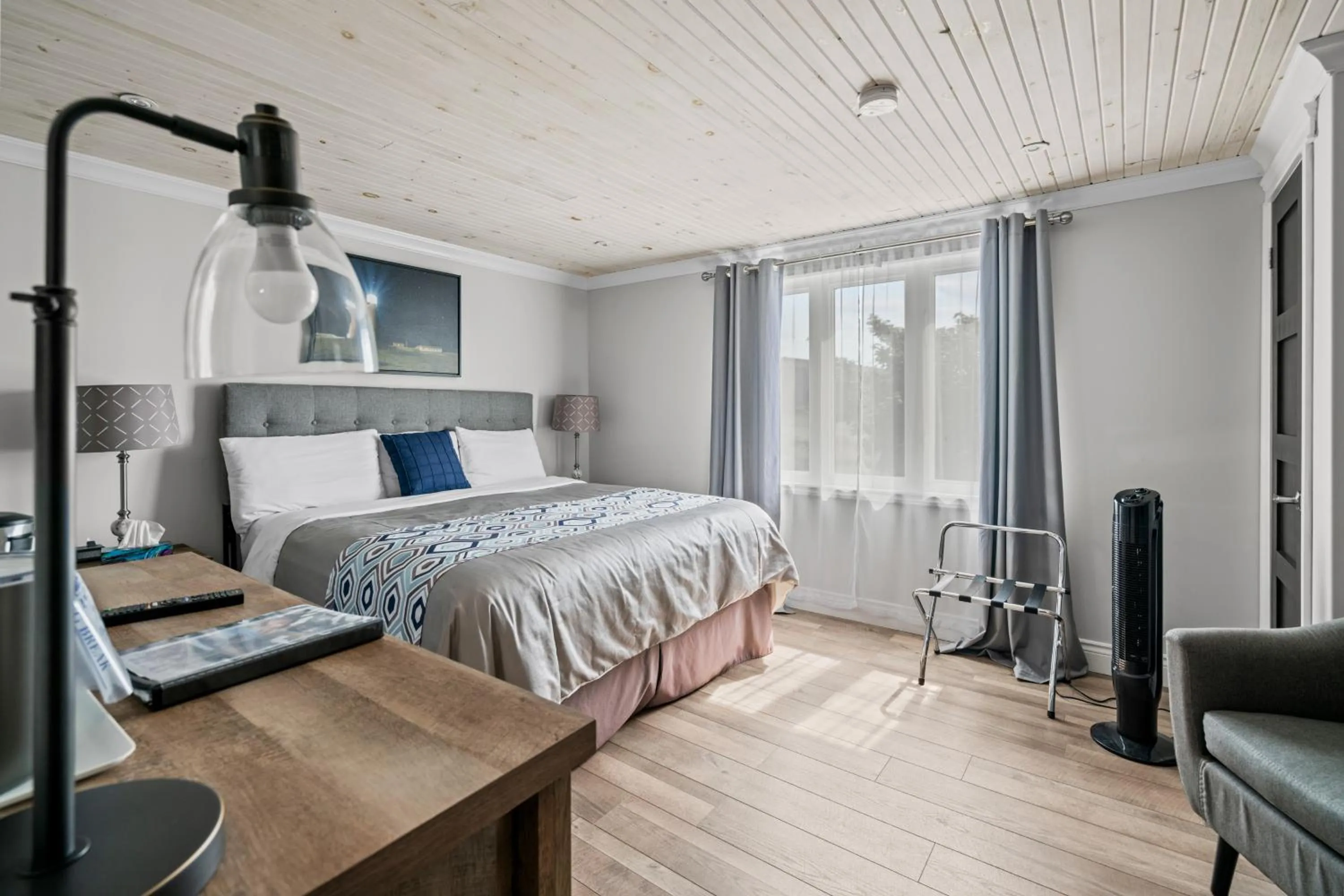 Bedroom, Bed in Edge of the Avalon Inn