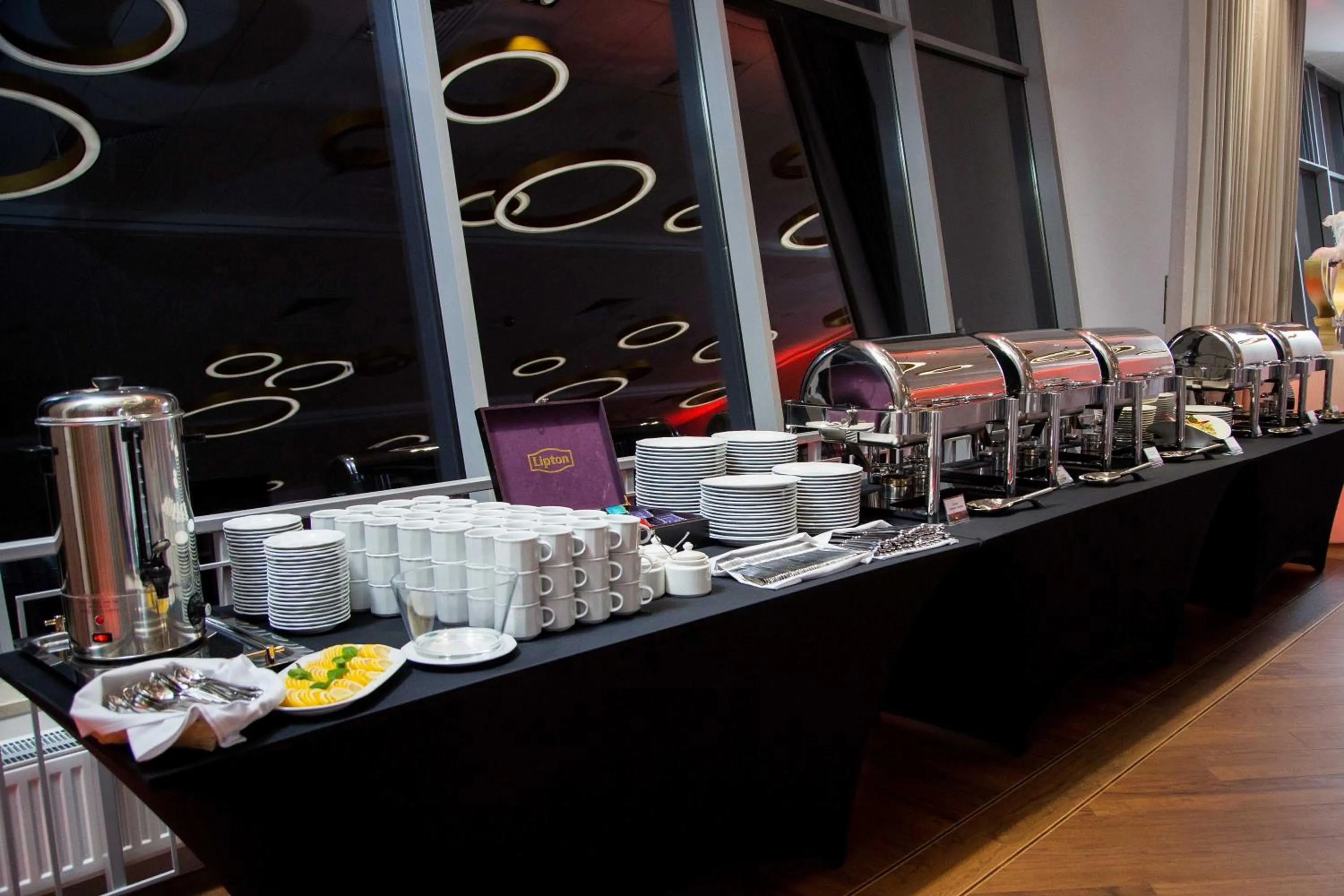 Restaurant/places to eat in Hotel Echo