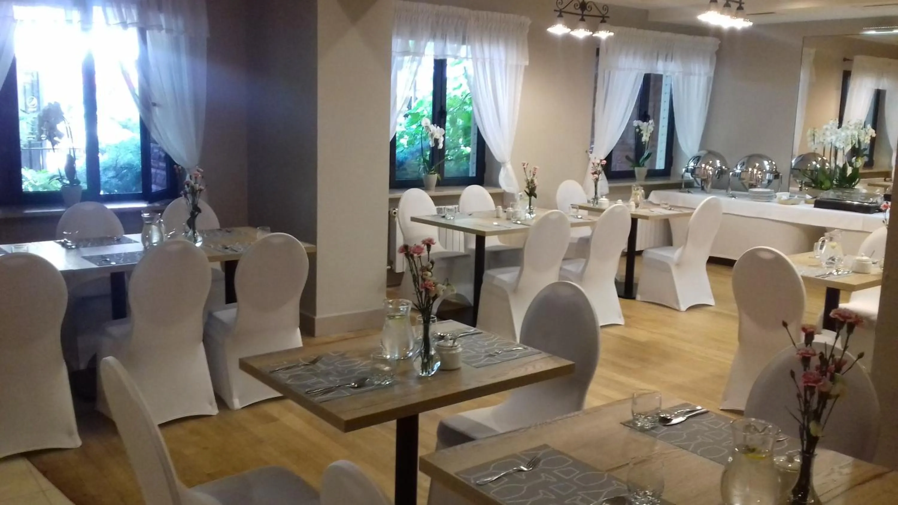 Restaurant/places to eat in Hotel Echo