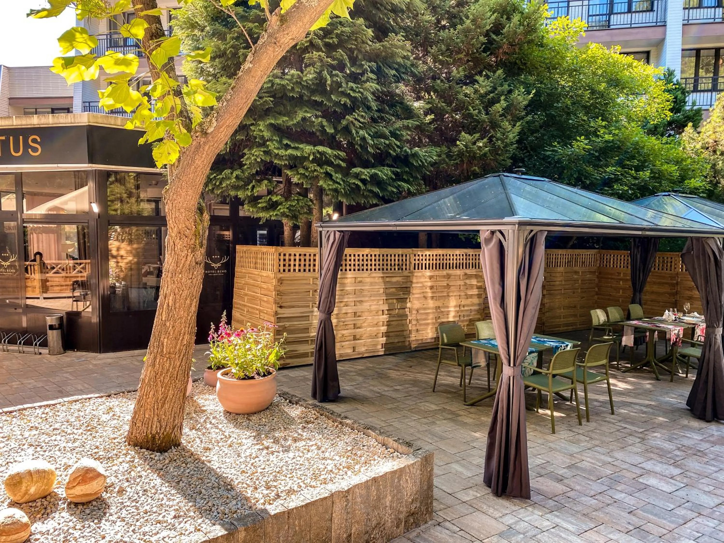 Restaurant/places to eat in Hotel Echo