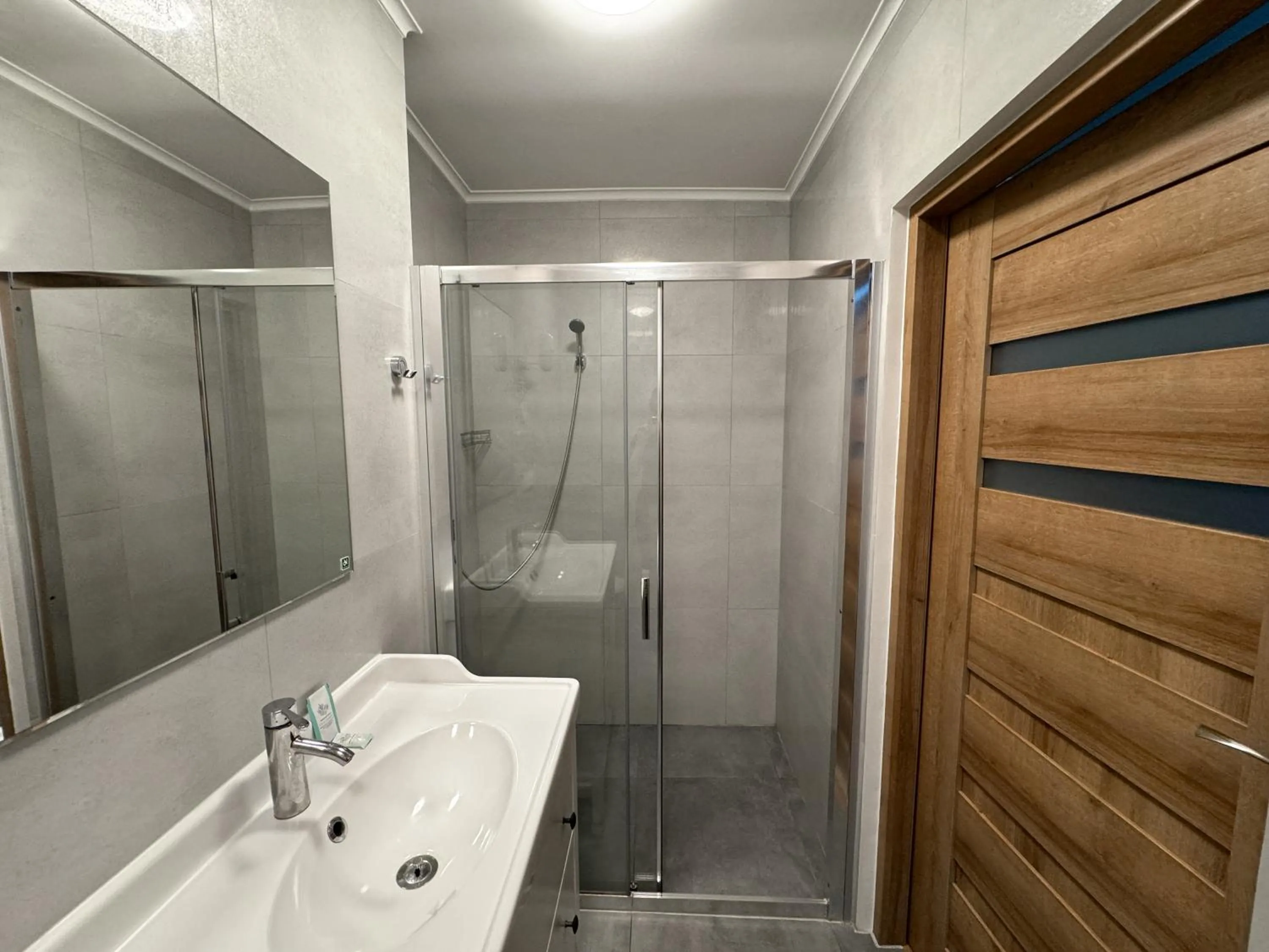 Shower in Hotel Echo