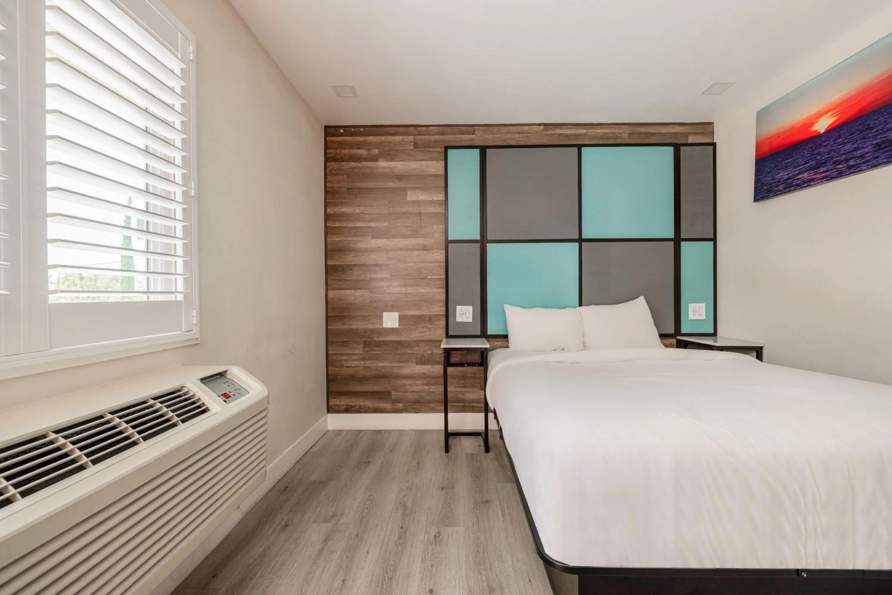 Queen Bed Accessible Non-Smoking in Hotel Avenida Victorville I 15