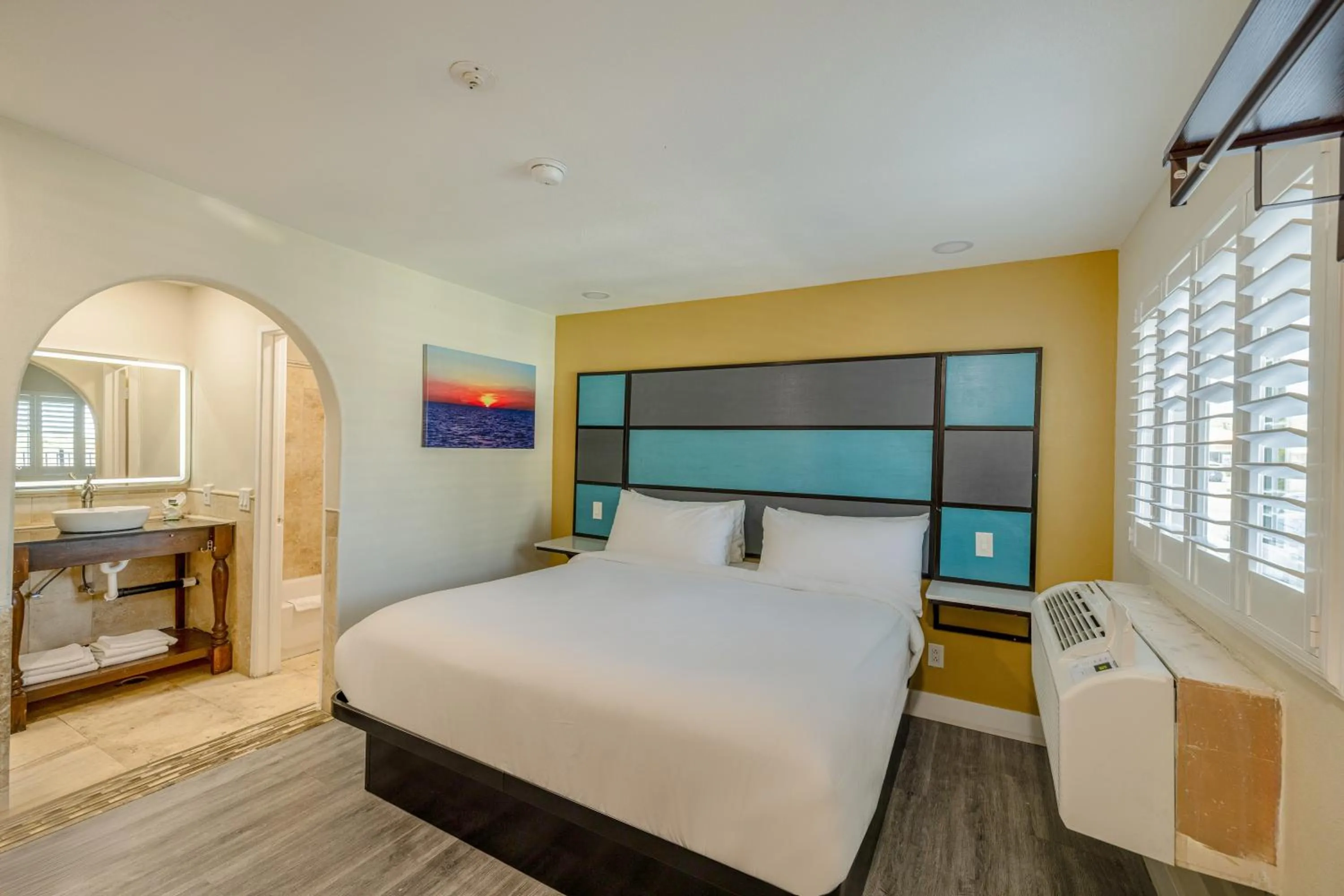 King Bed Smoking with Jetted Tub in Hotel Avenida Victorville I 15