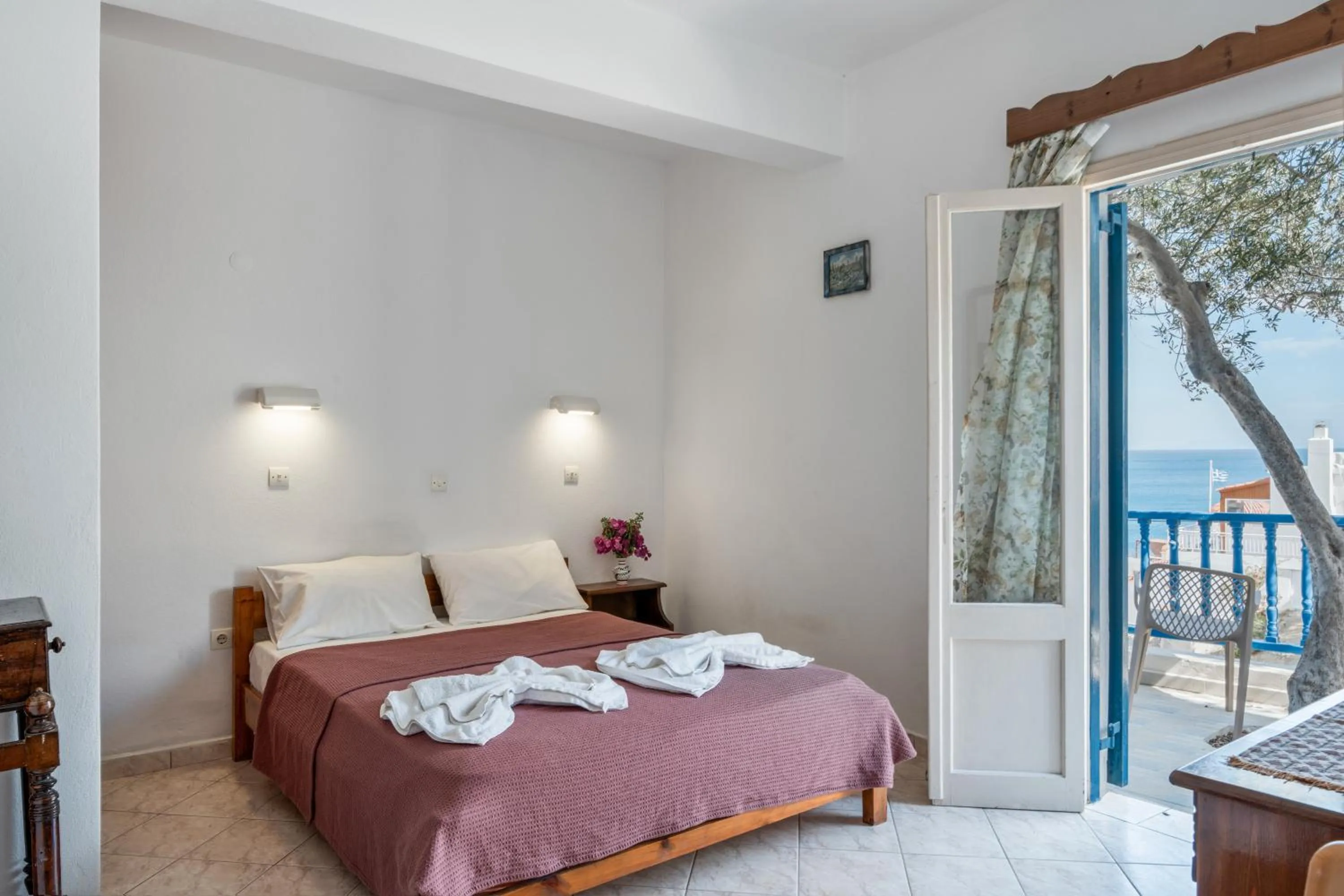 Property building, Bed in Hotel Glaros Karpathos
