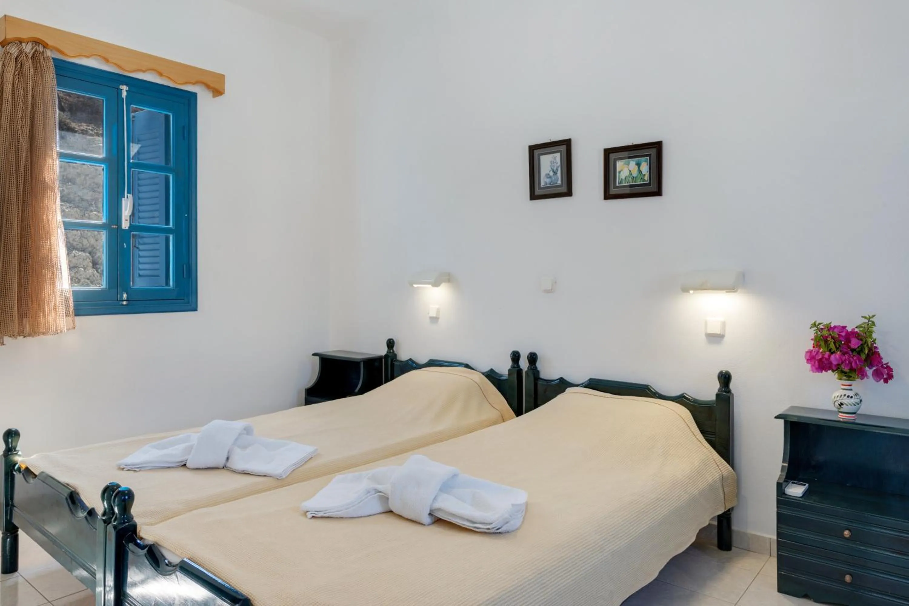 Property building, Bed in Hotel Glaros Karpathos