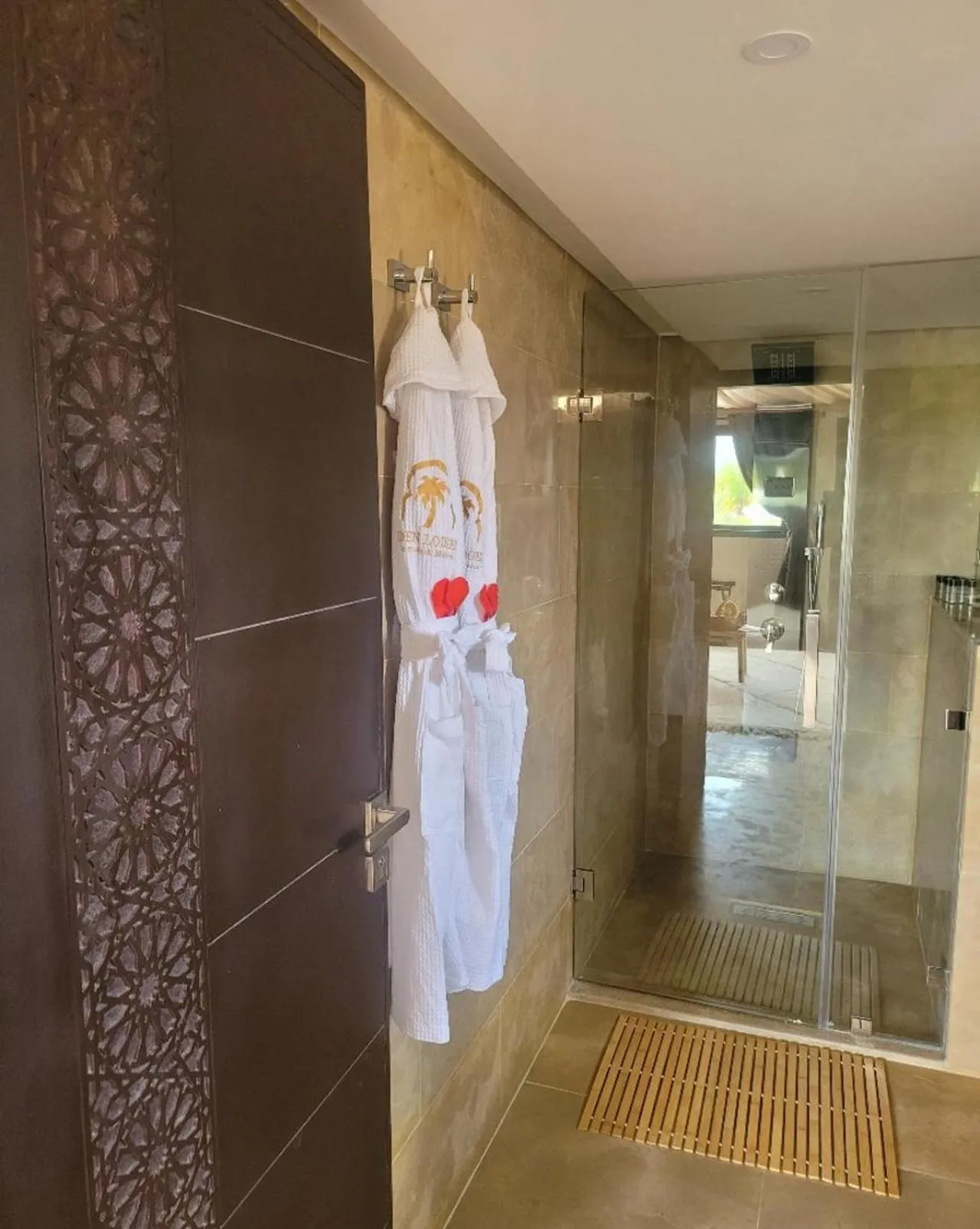 Shower in Eden Lodges & SPA-Boutique Hôtel de Luxe