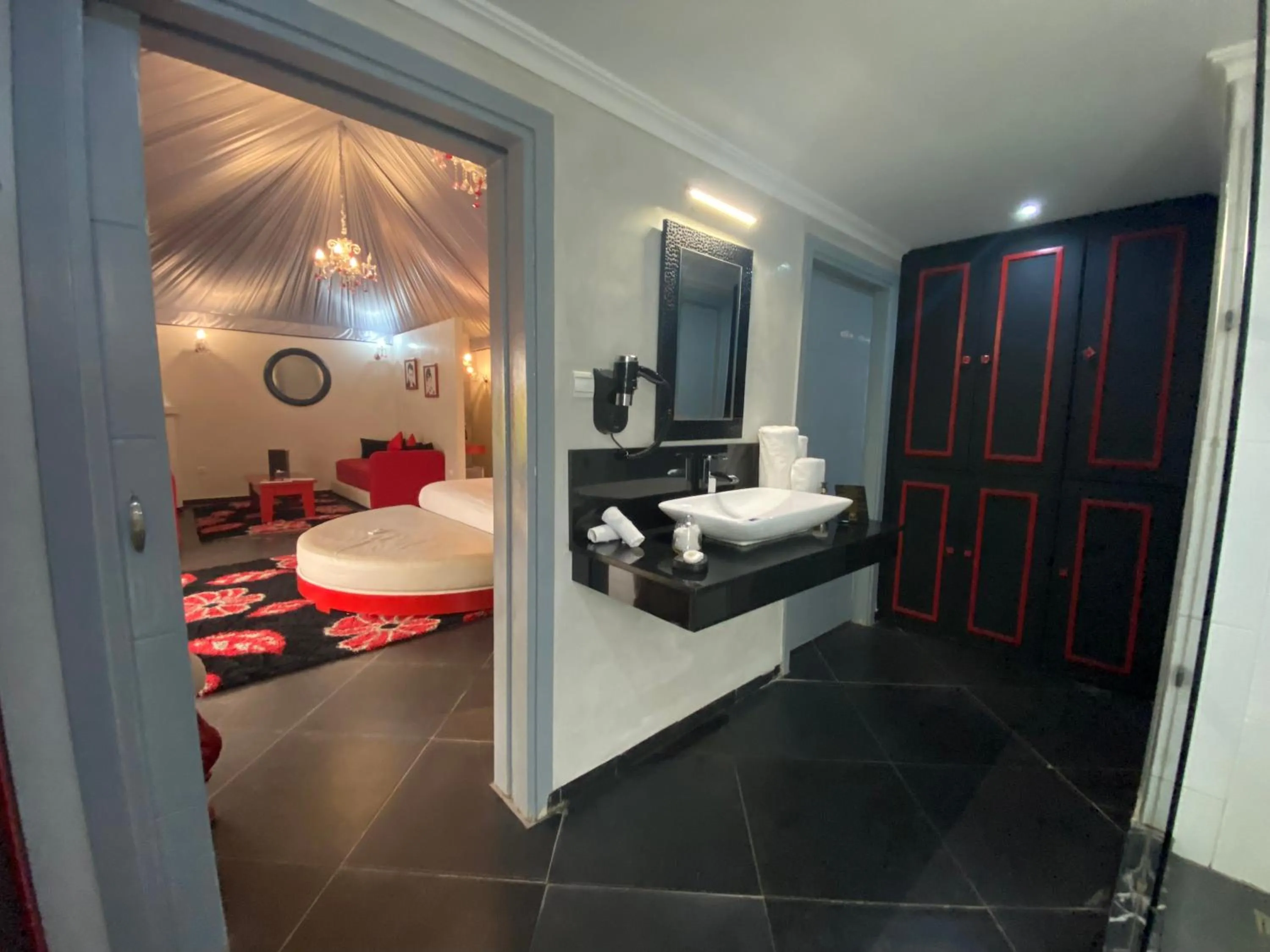 Shower, Bed in Eden Lodges & SPA-Boutique Hôtel de Luxe