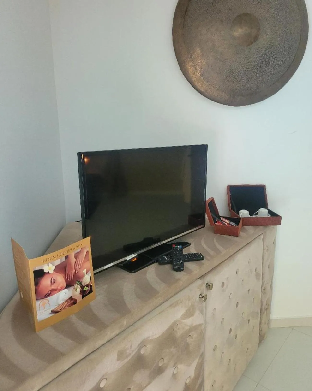 Communal lounge/ TV room in Eden Lodges & SPA-Boutique Hôtel de Luxe