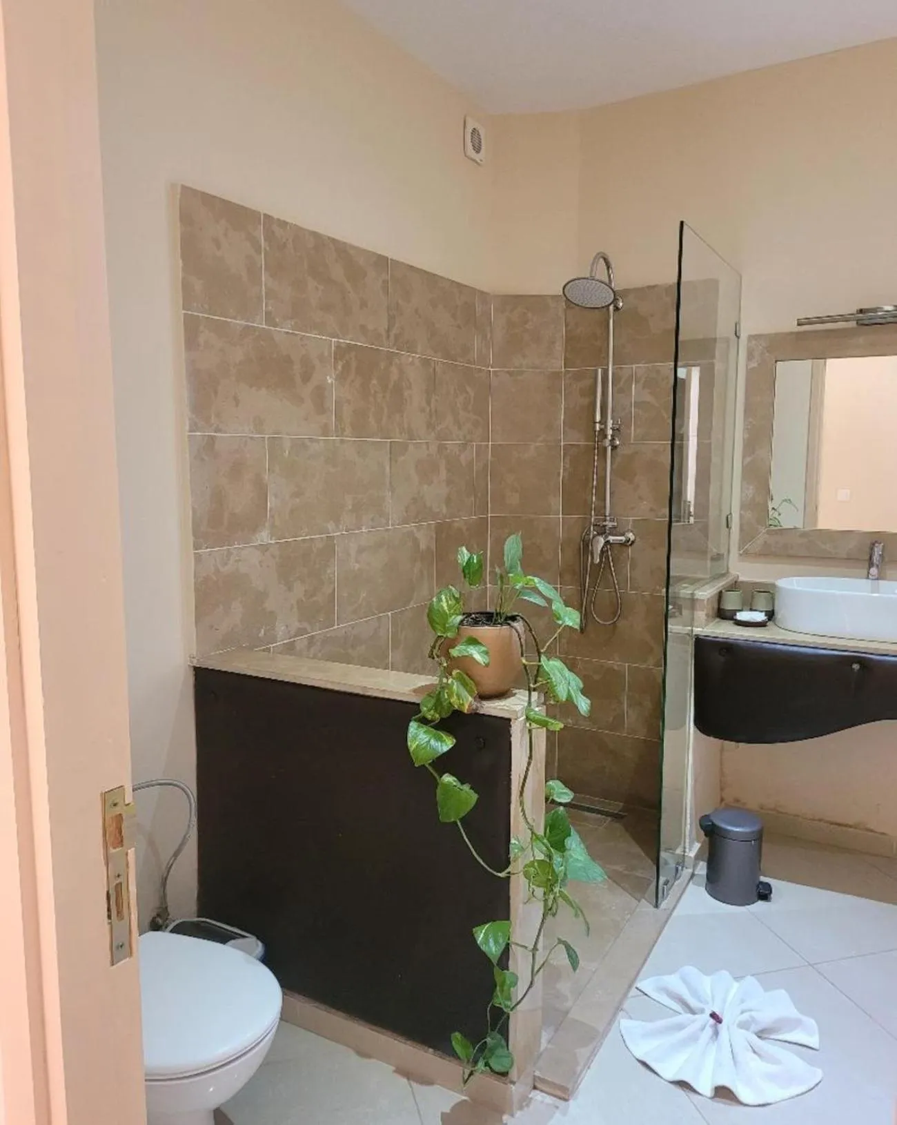 Shower in Eden Lodges & SPA-Boutique Hôtel de Luxe