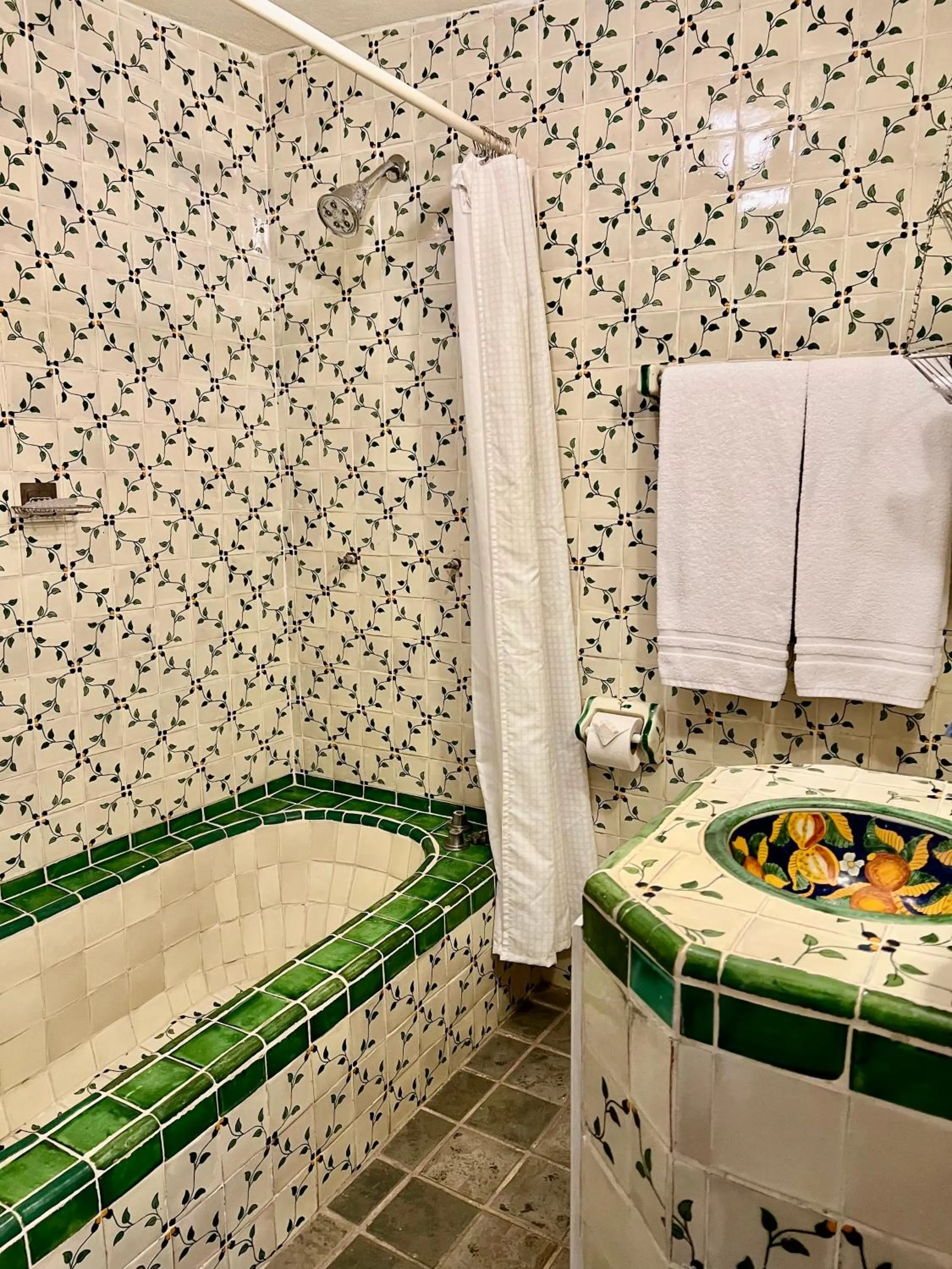 Hot Tub, Bathroom in Casa Contenta