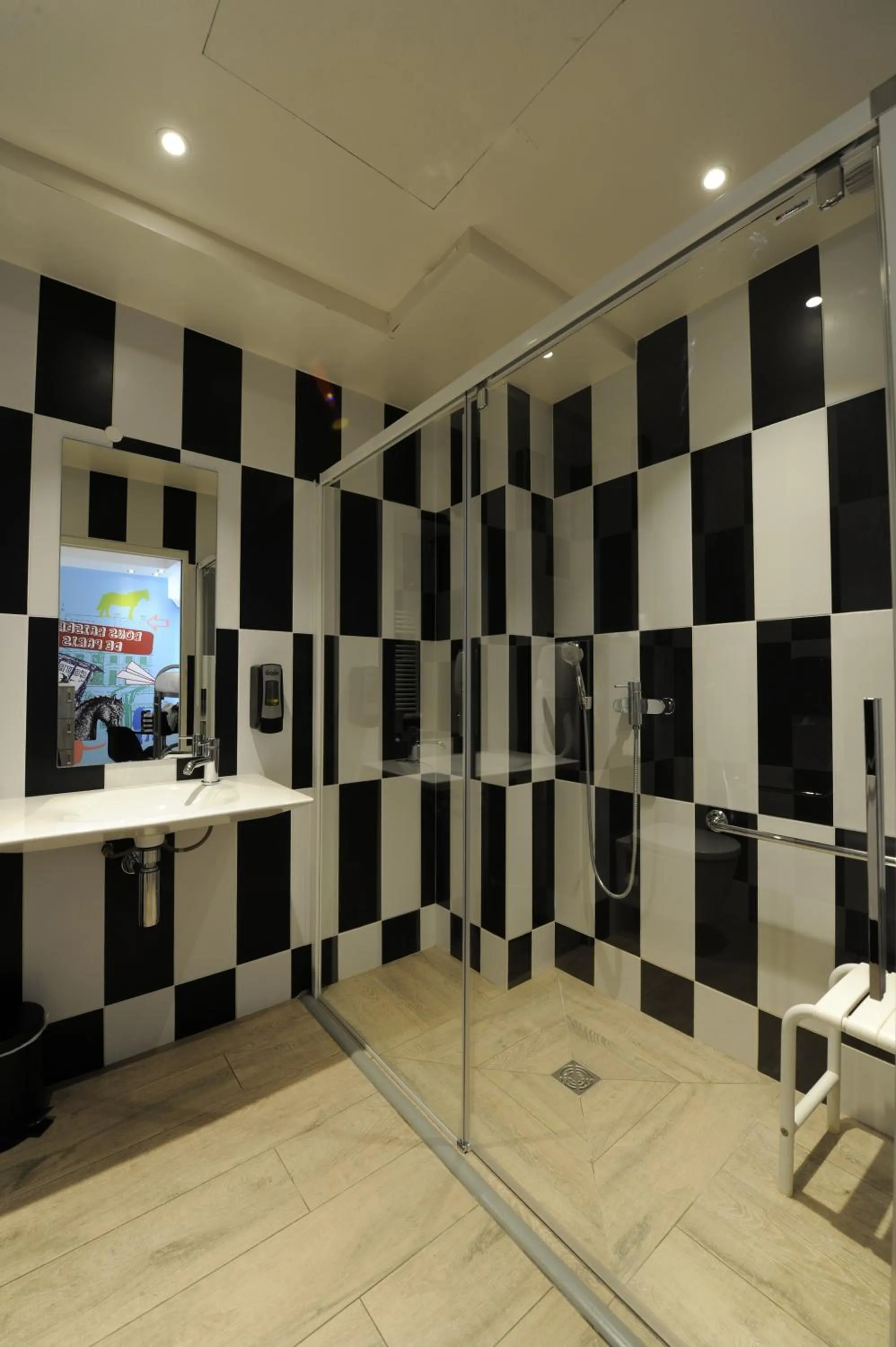 Other in The 3 Ducks Eiffel Tower by Hiphophostels