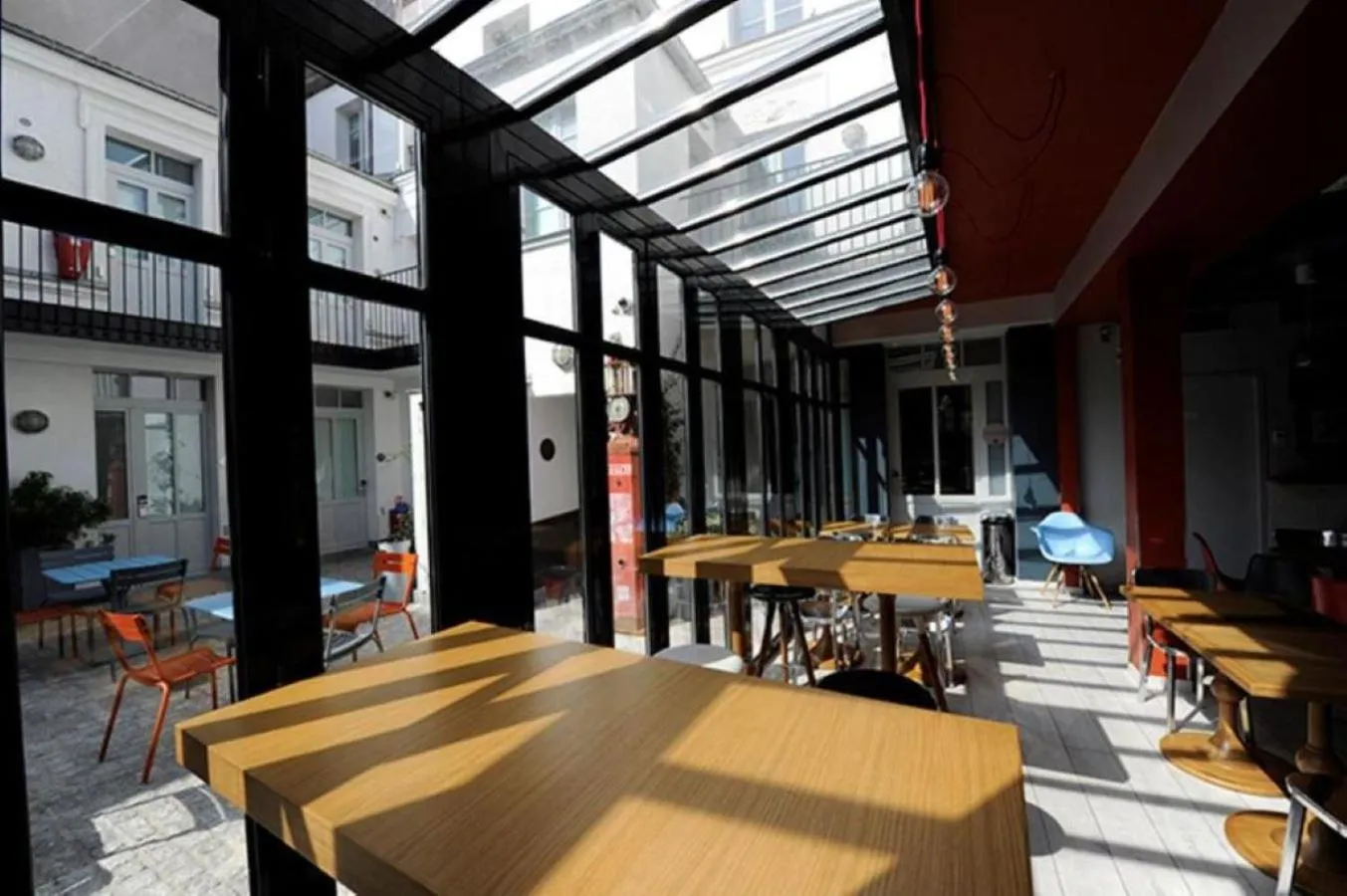 Restaurant/places to eat in The 3 Ducks Eiffel Tower by Hiphophostels