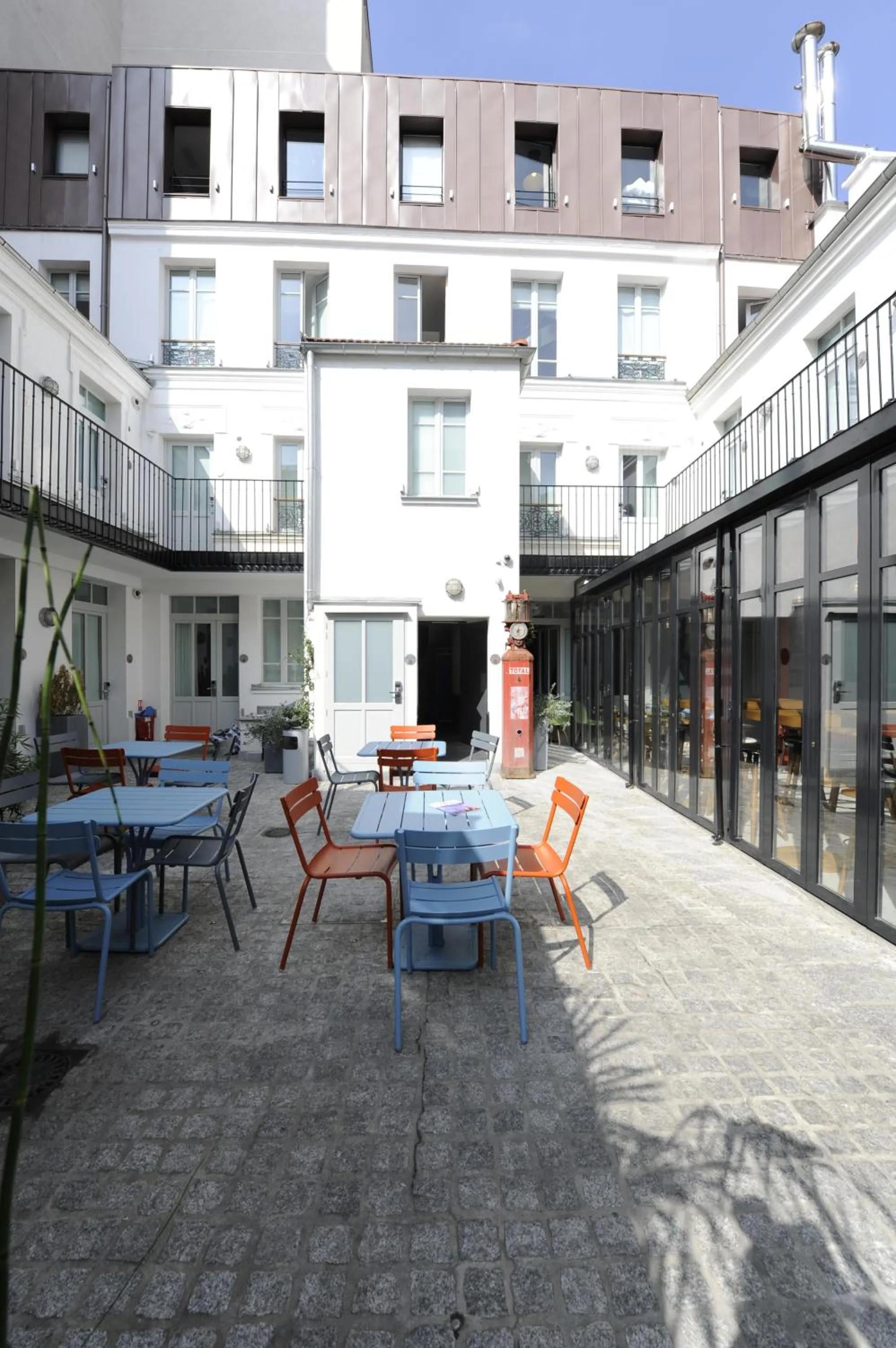 Day in The 3 Ducks Eiffel Tower by Hiphophostels