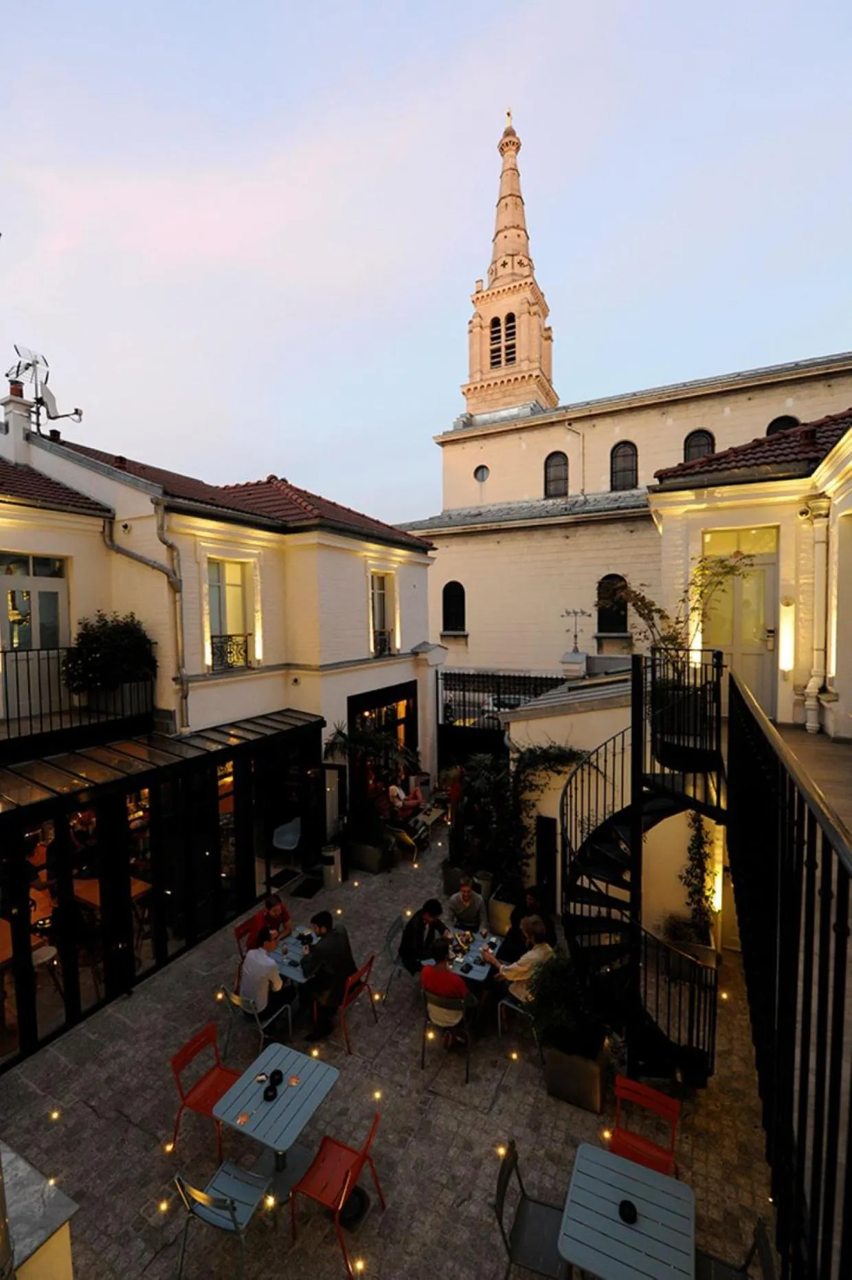 Property building in The 3 Ducks Eiffel Tower by Hiphophostels