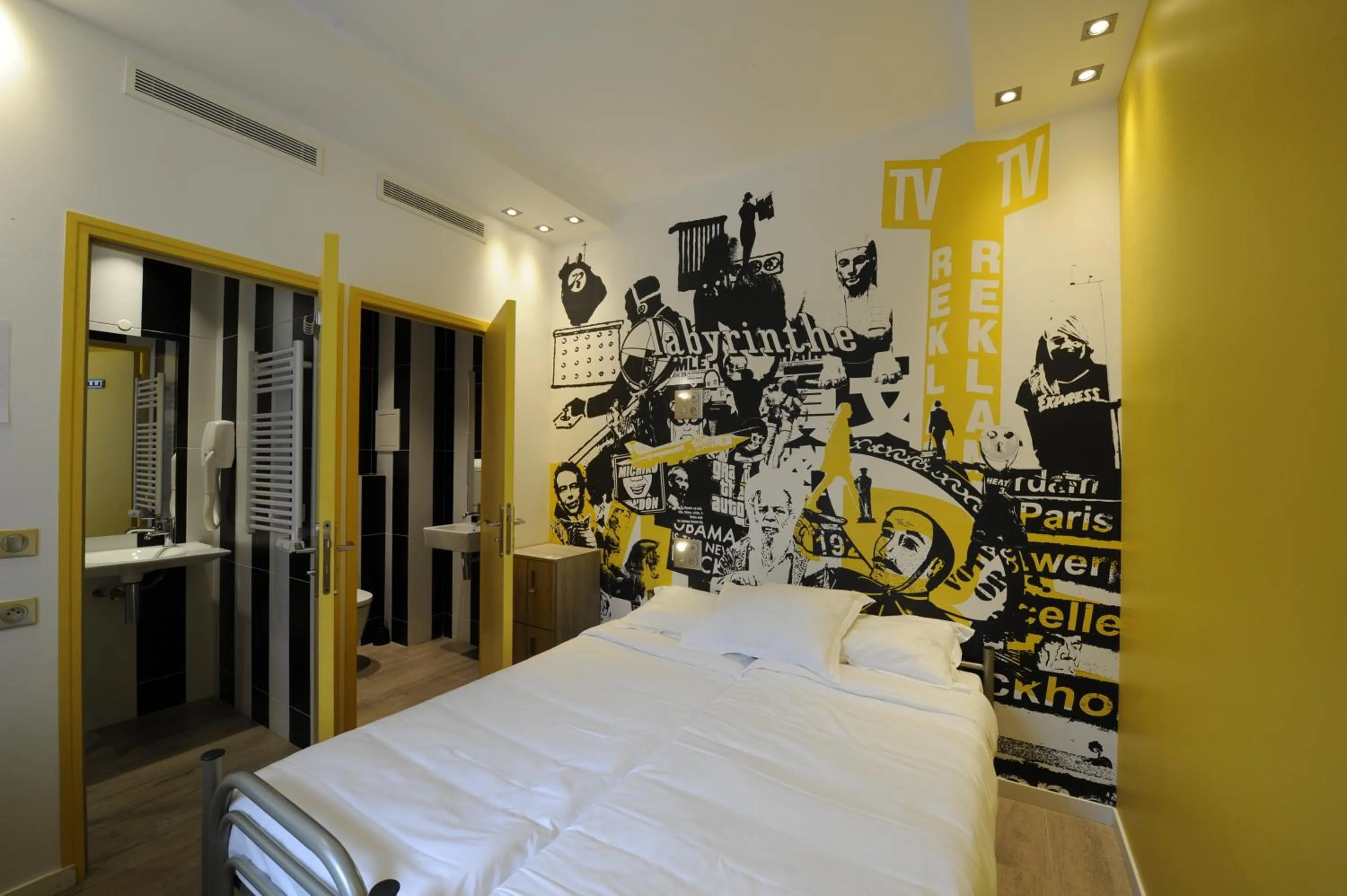 Photo of the whole room, Bed in The 3 Ducks Eiffel Tower by Hiphophostels