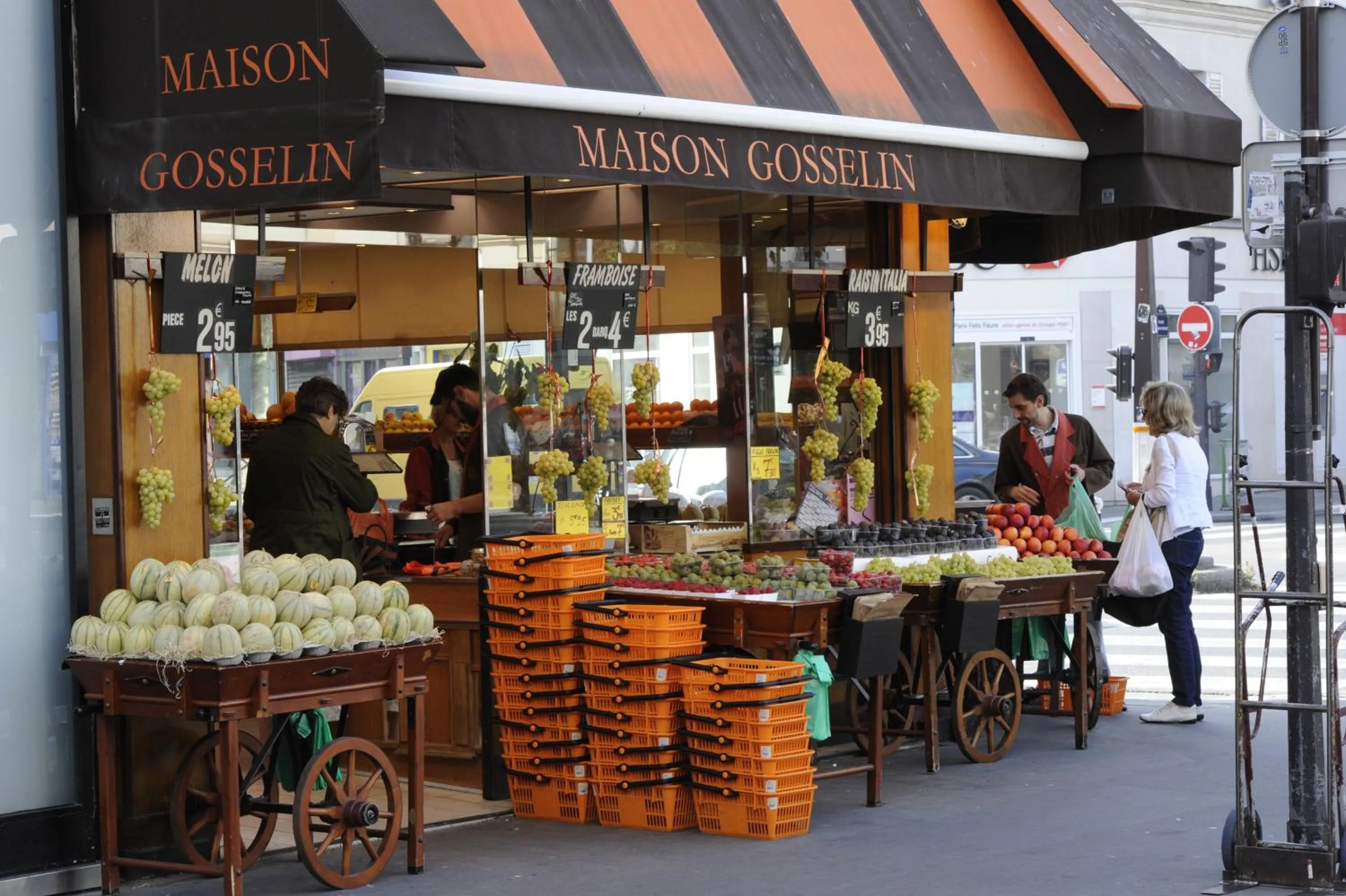 Supermarket/grocery shop in The 3 Ducks Eiffel Tower by Hiphophostels