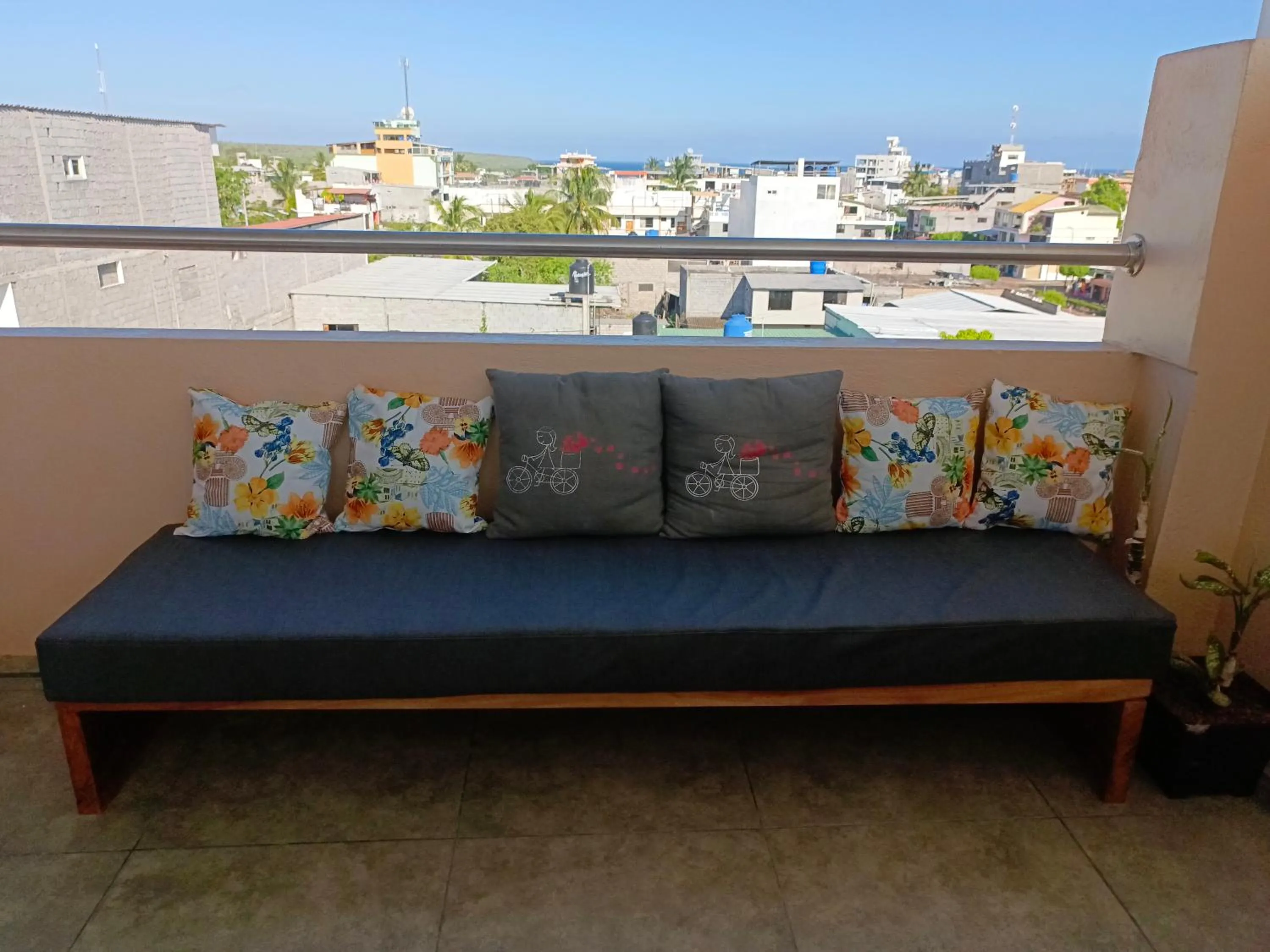 Communal kitchen in Patty House Galapagos