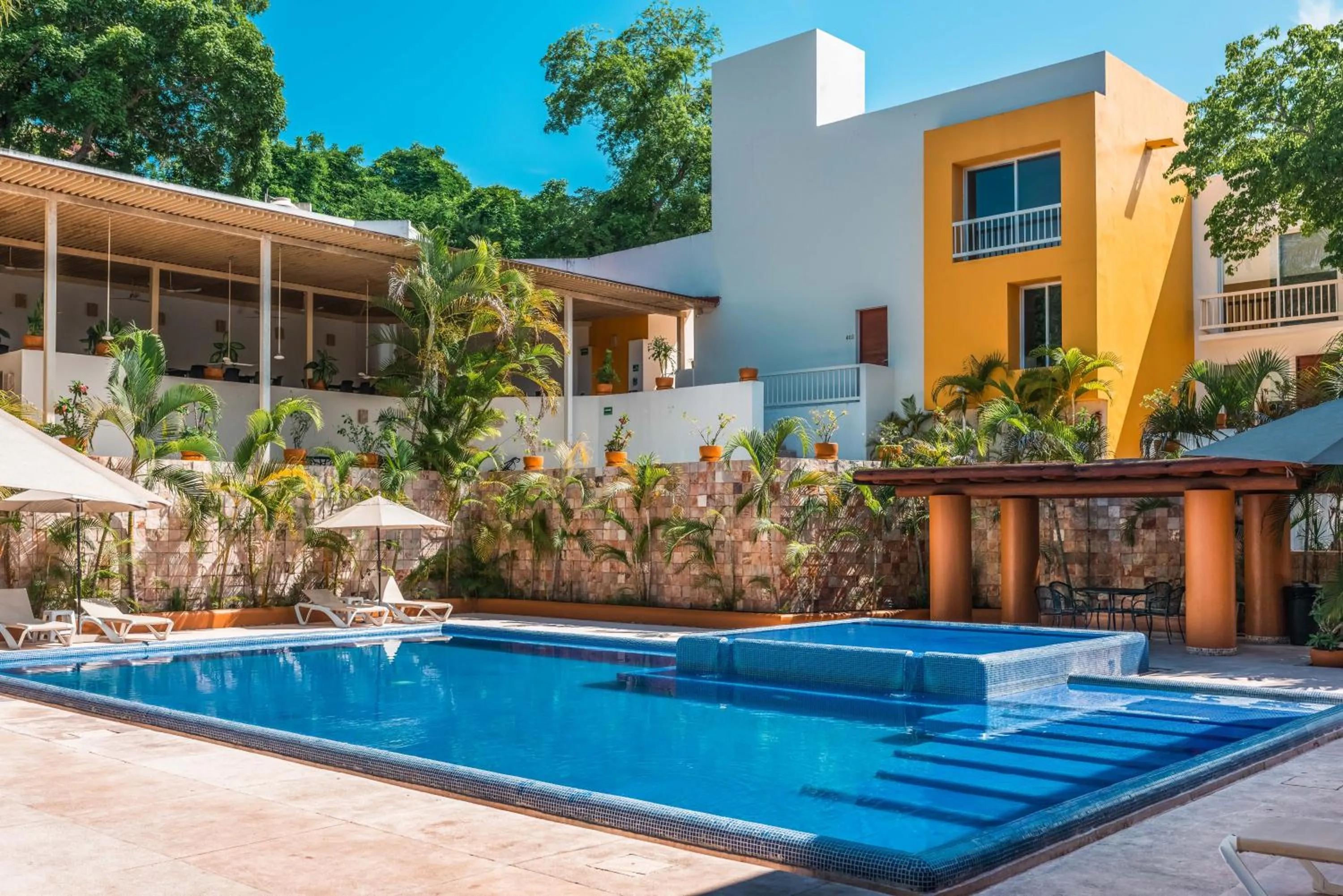 Swimming pool in Hotel Ixzi Plus