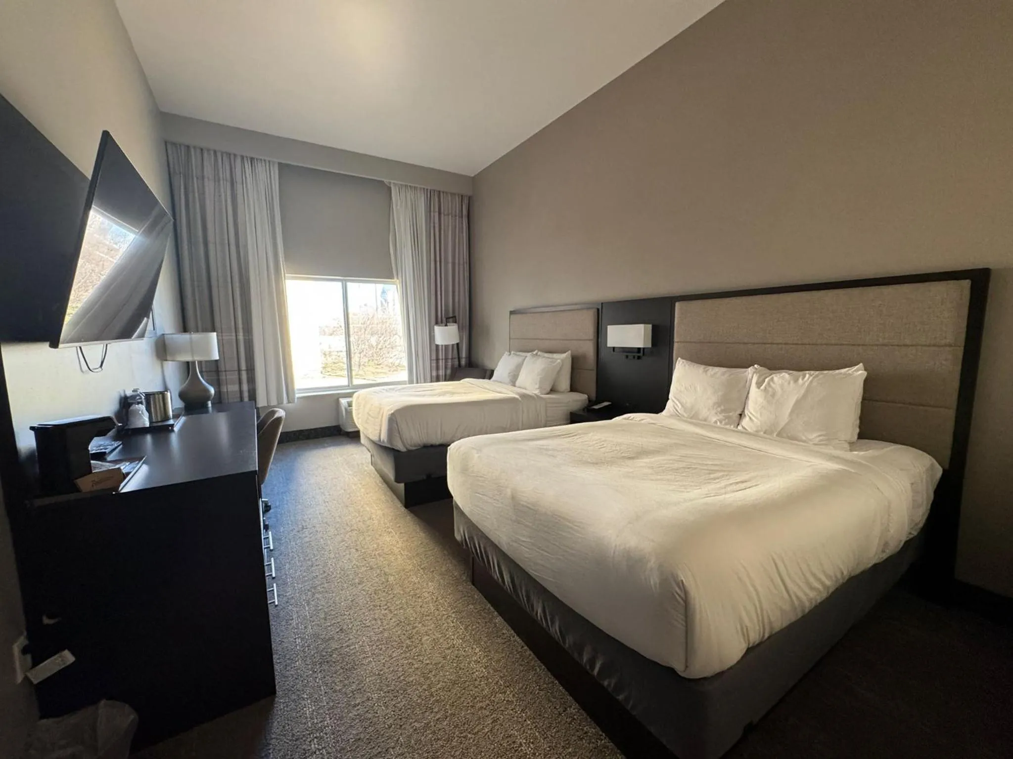 Superior Queen Room with Two Queen Beds in Surface Boutique Hotel Will Rogers AIrport, Restaurant & Bar