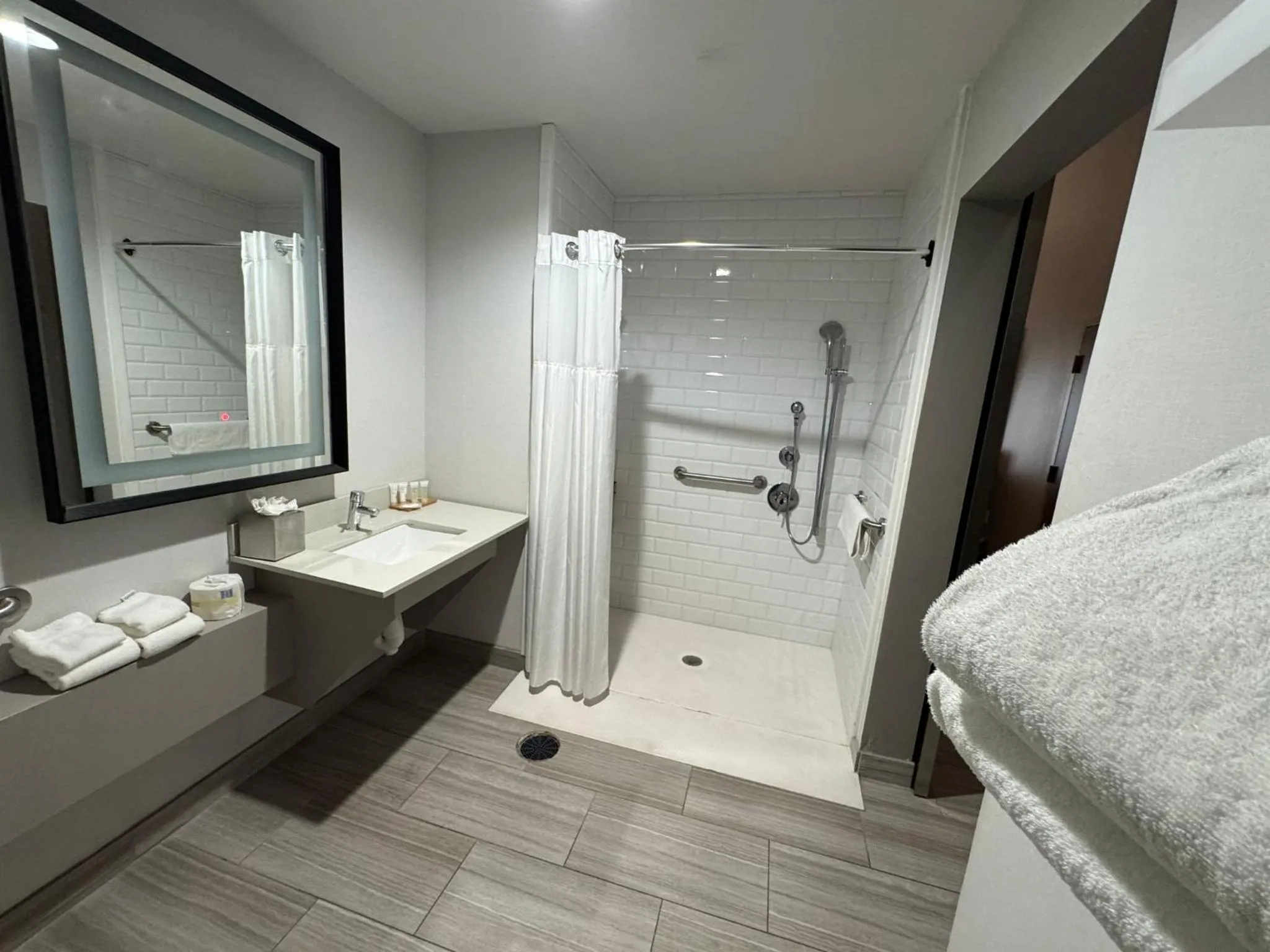 Queen Room - Disability Access in Surface Boutique Hotel Will Rogers AIrport, Restaurant & Bar