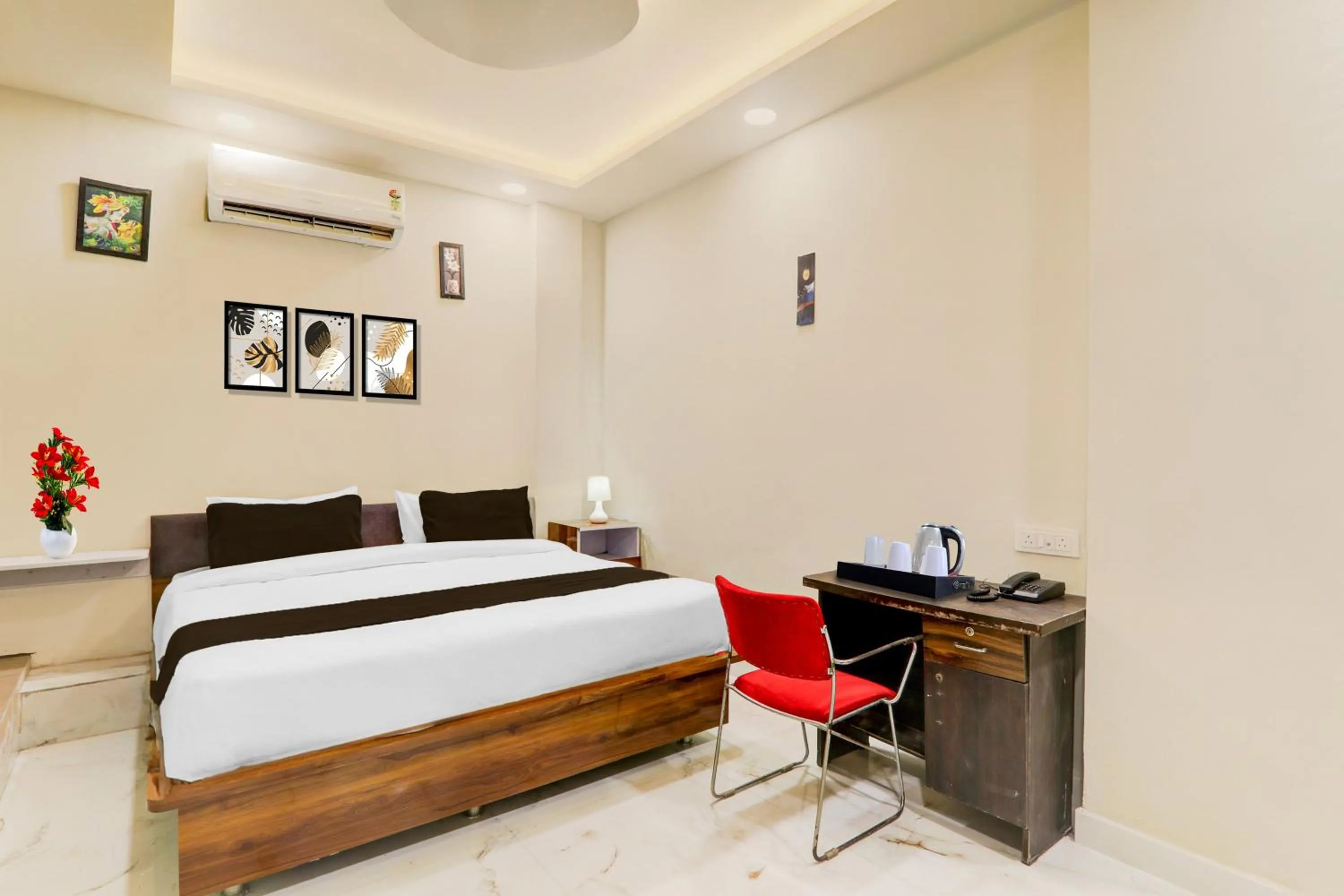 Bedroom, Bed in Super Collection O Kakadeo Kanpur Formerly Hotel Avon