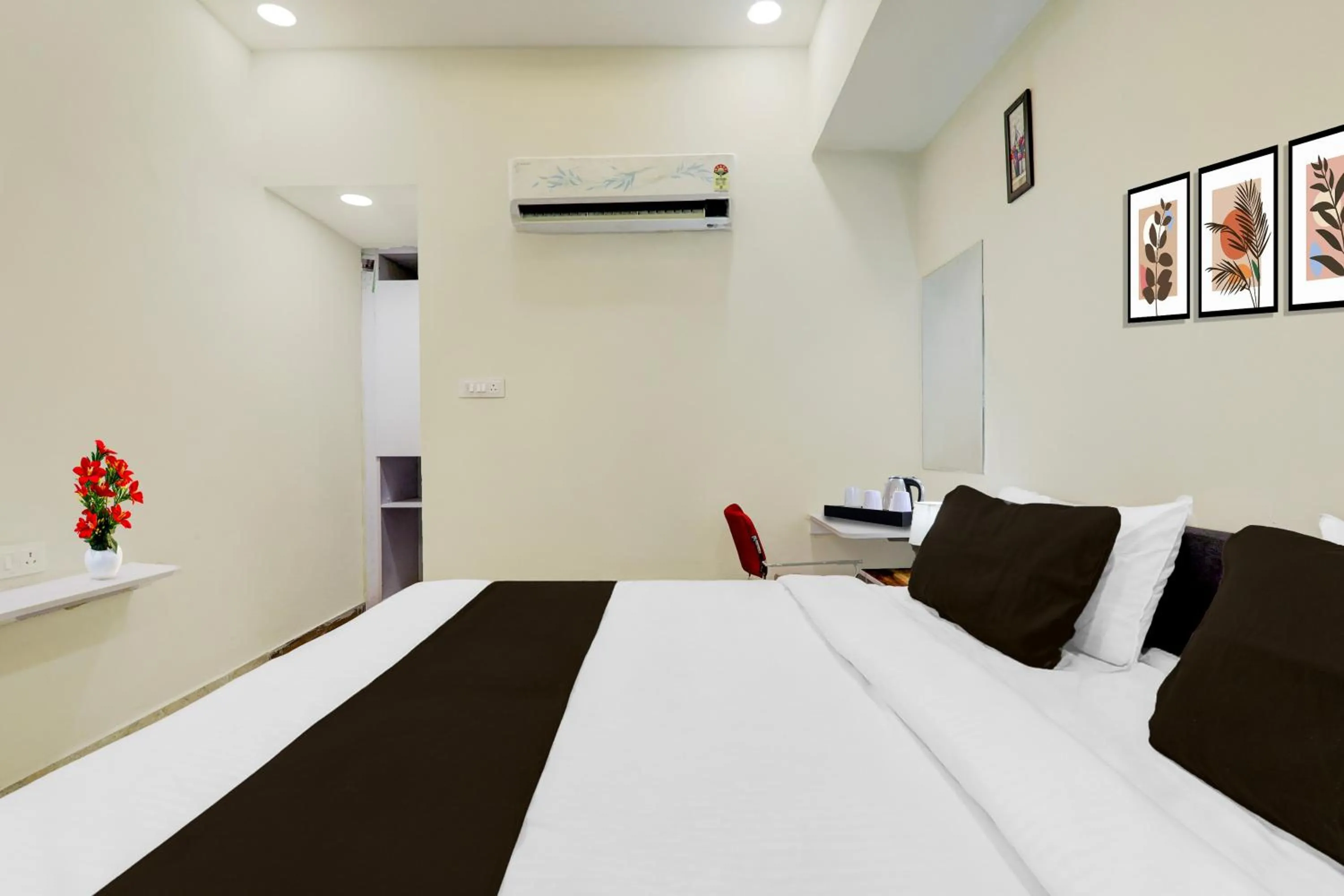 Bedroom, Bed in Super Collection O Kakadeo Kanpur Formerly Hotel Avon