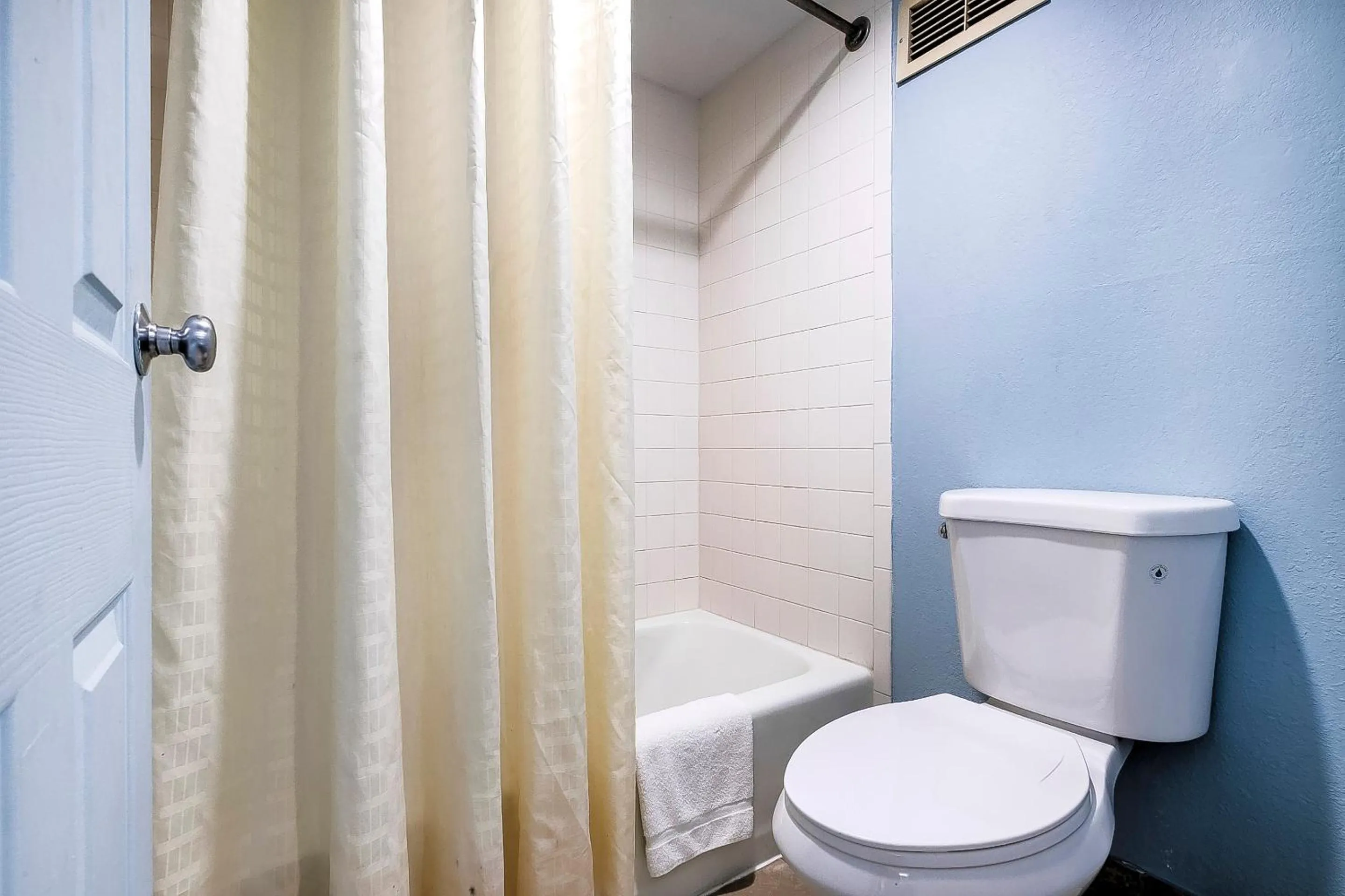 Bathroom in OYO Hotel Cleveland, TN