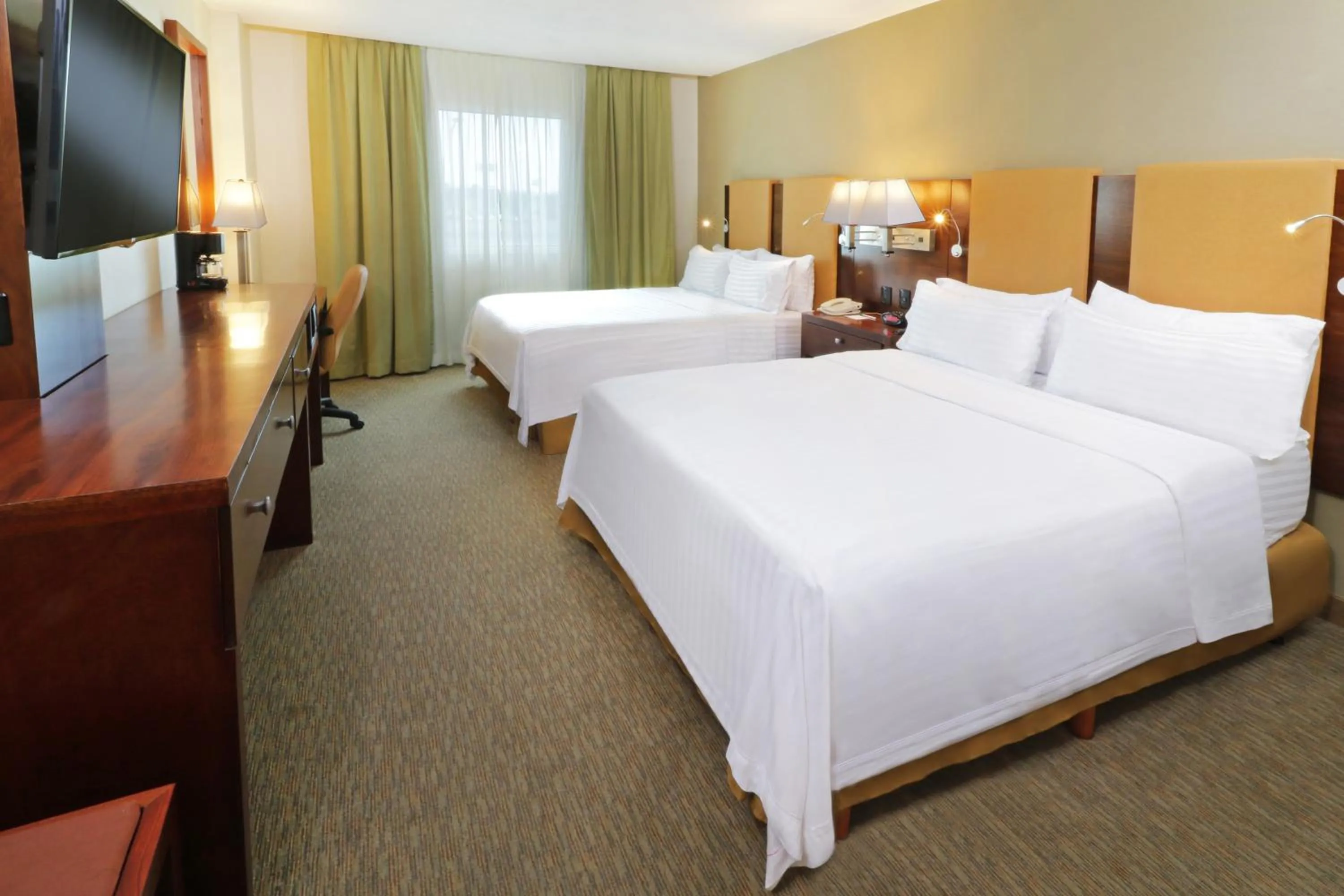 Bed in Holiday Inn Hotel & Suites Hermosillo Aeropuerto by IHG