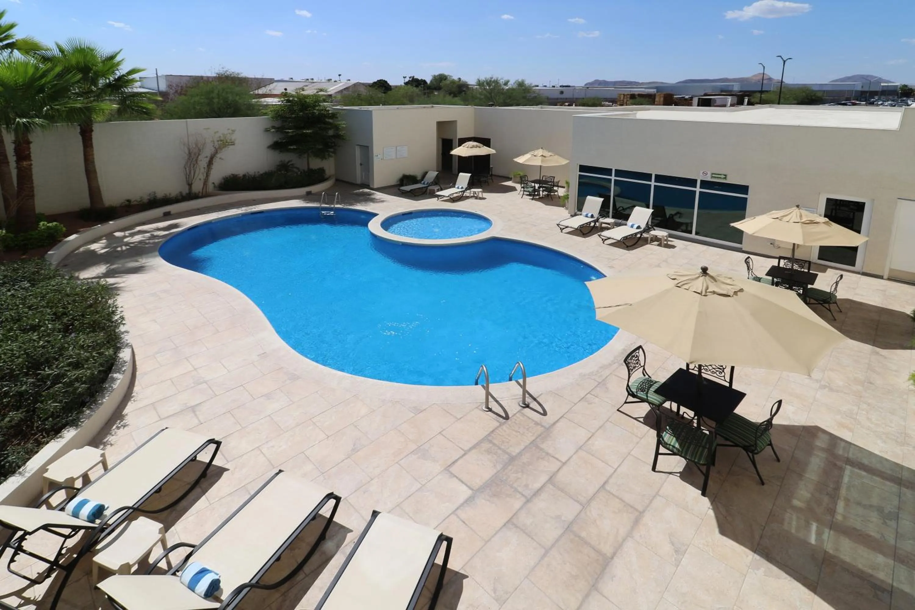 Swimming pool in Holiday Inn Hotel & Suites Hermosillo Aeropuerto by IHG