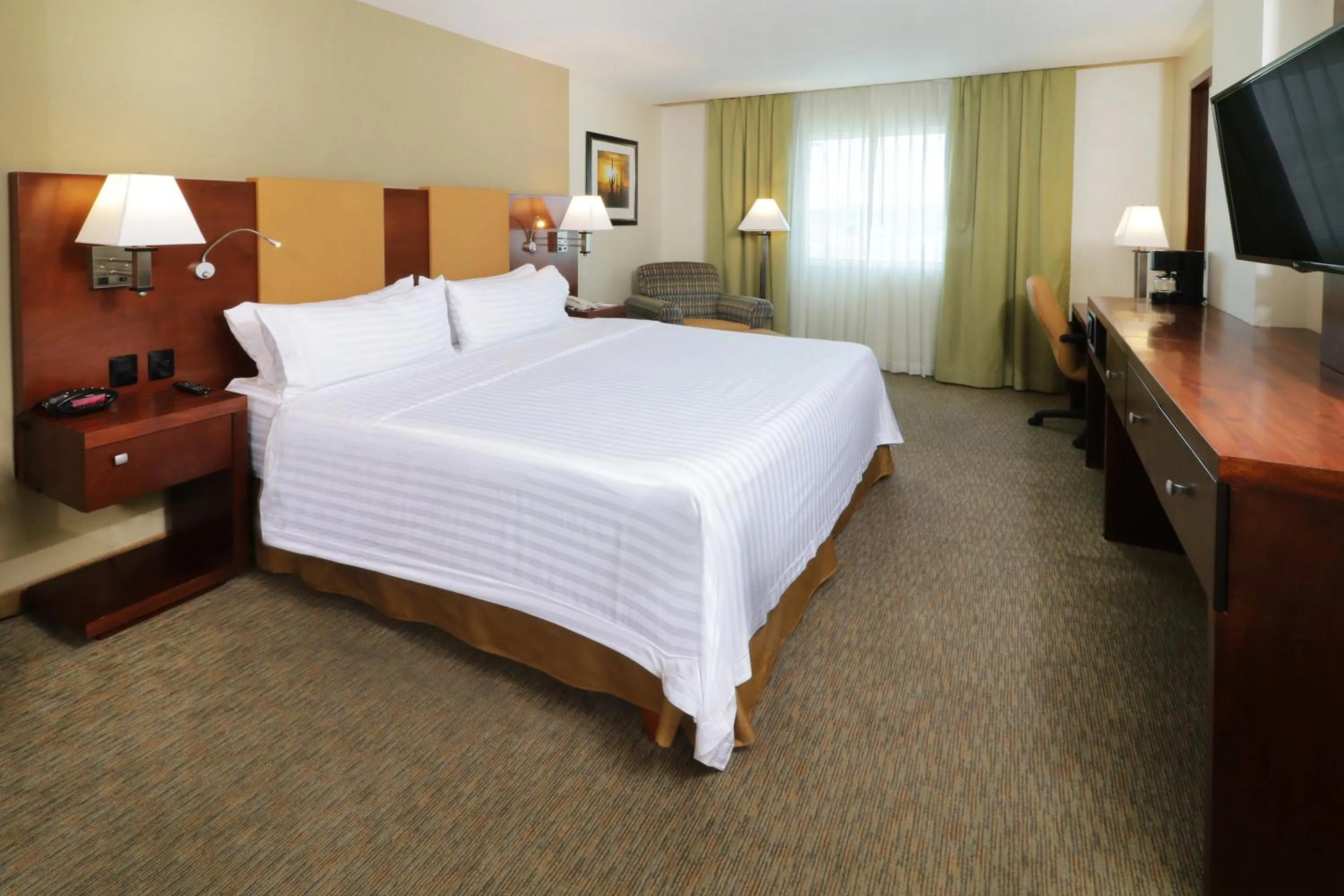 Photo of the whole room, Bed in Holiday Inn Hotel & Suites Hermosillo Aeropuerto by IHG