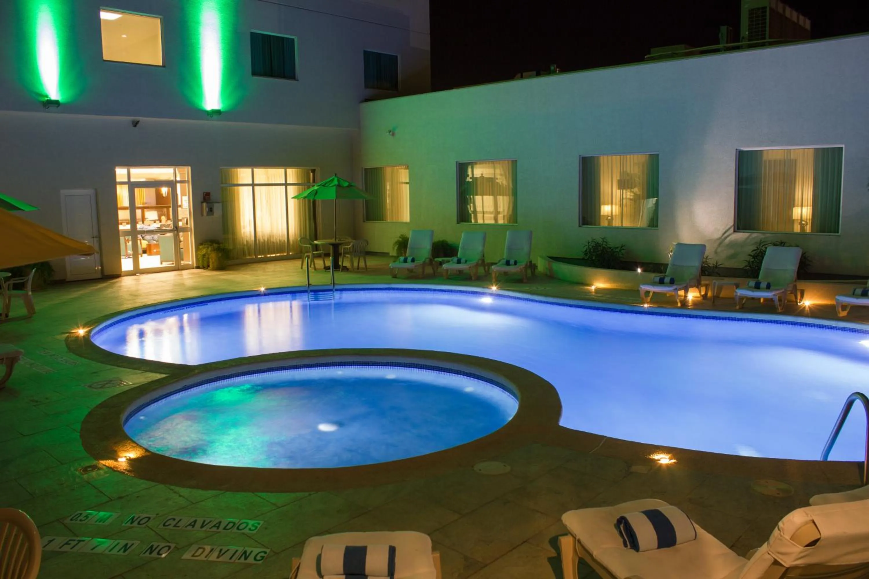 Swimming pool in Holiday Inn Hotel & Suites Hermosillo Aeropuerto by IHG
