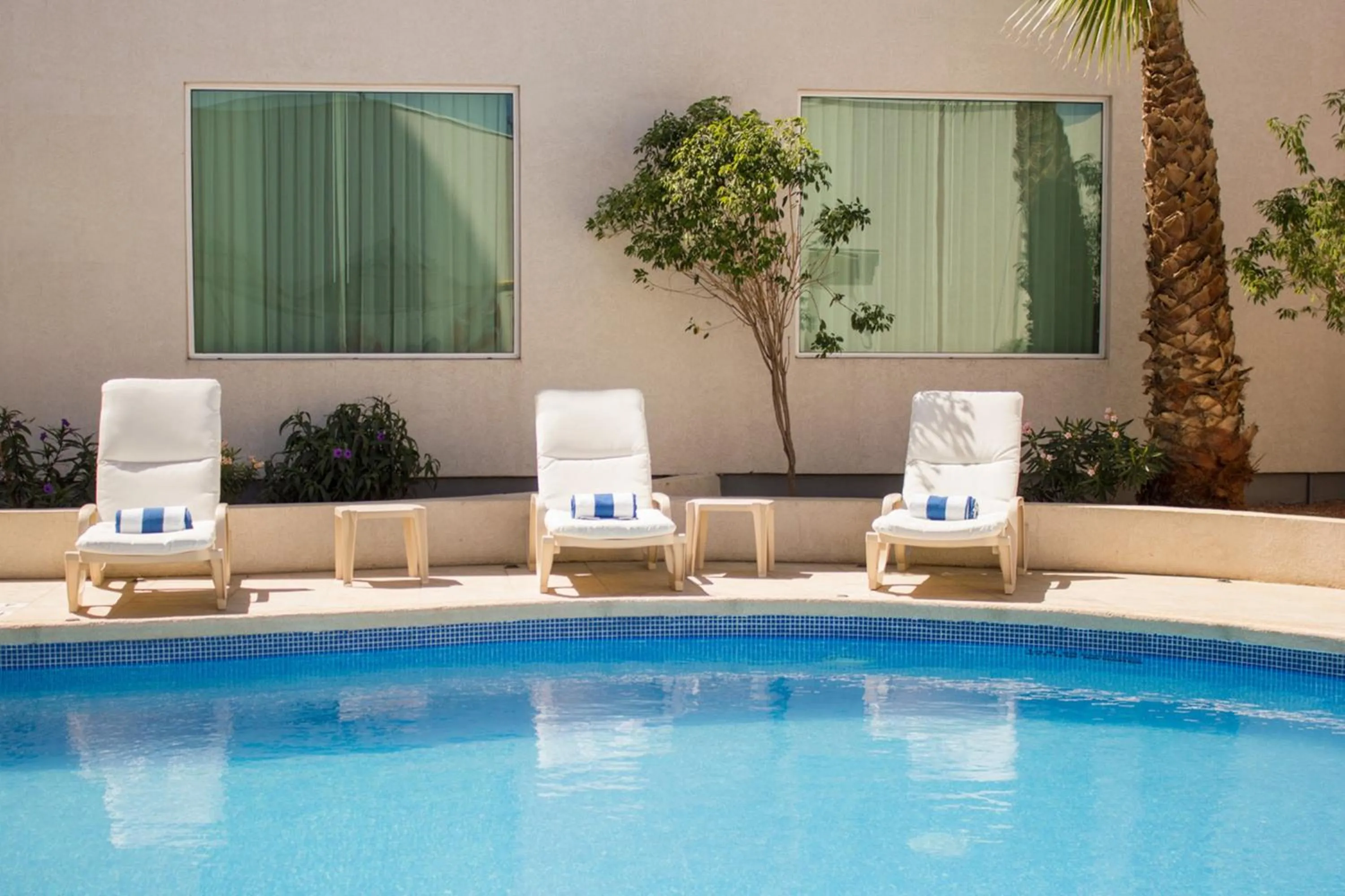 Swimming pool in Holiday Inn Hotel & Suites Hermosillo Aeropuerto by IHG