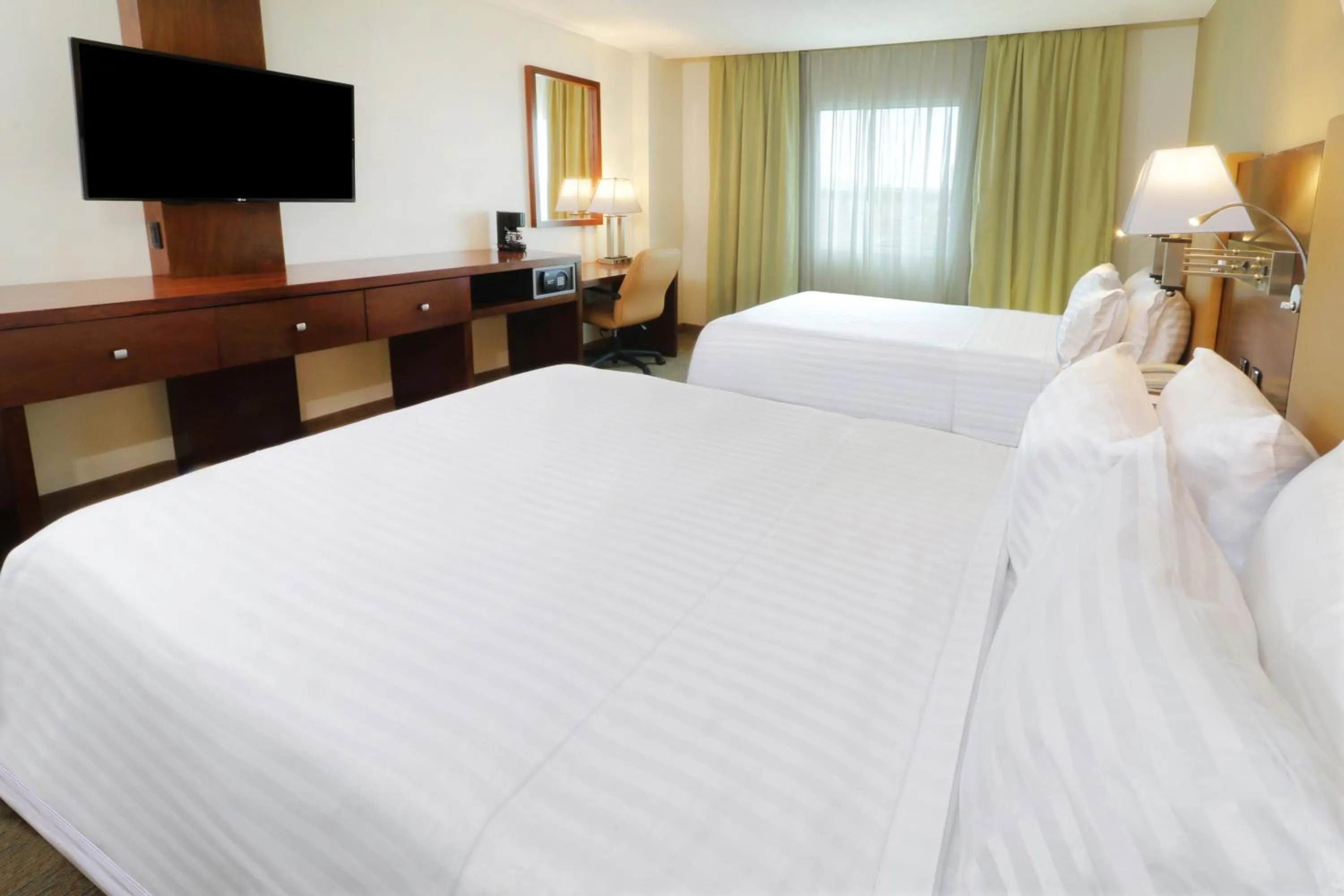 Bed in Holiday Inn Hotel & Suites Hermosillo Aeropuerto by IHG