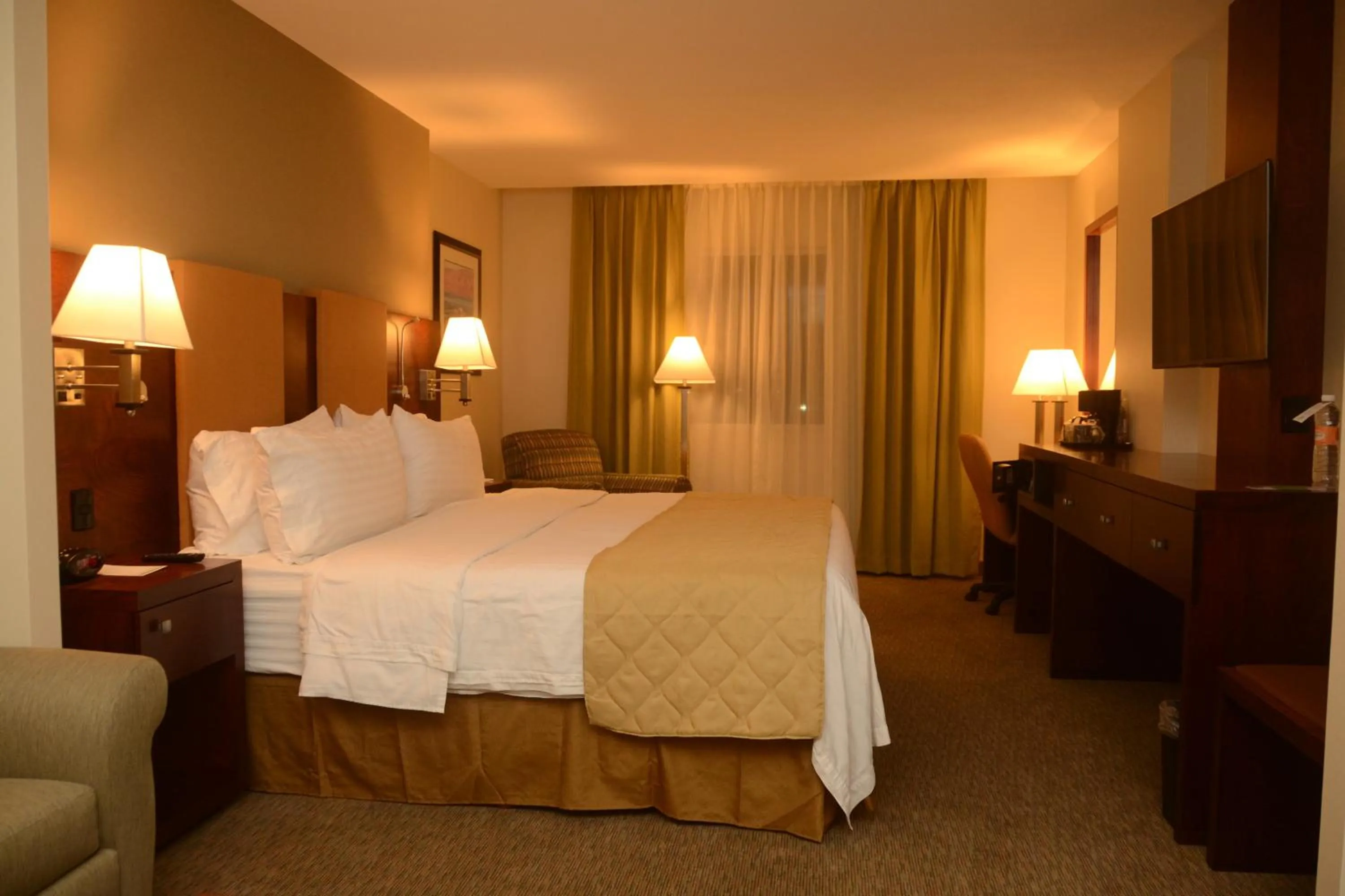 Bed in Holiday Inn Hotel & Suites Hermosillo Aeropuerto by IHG