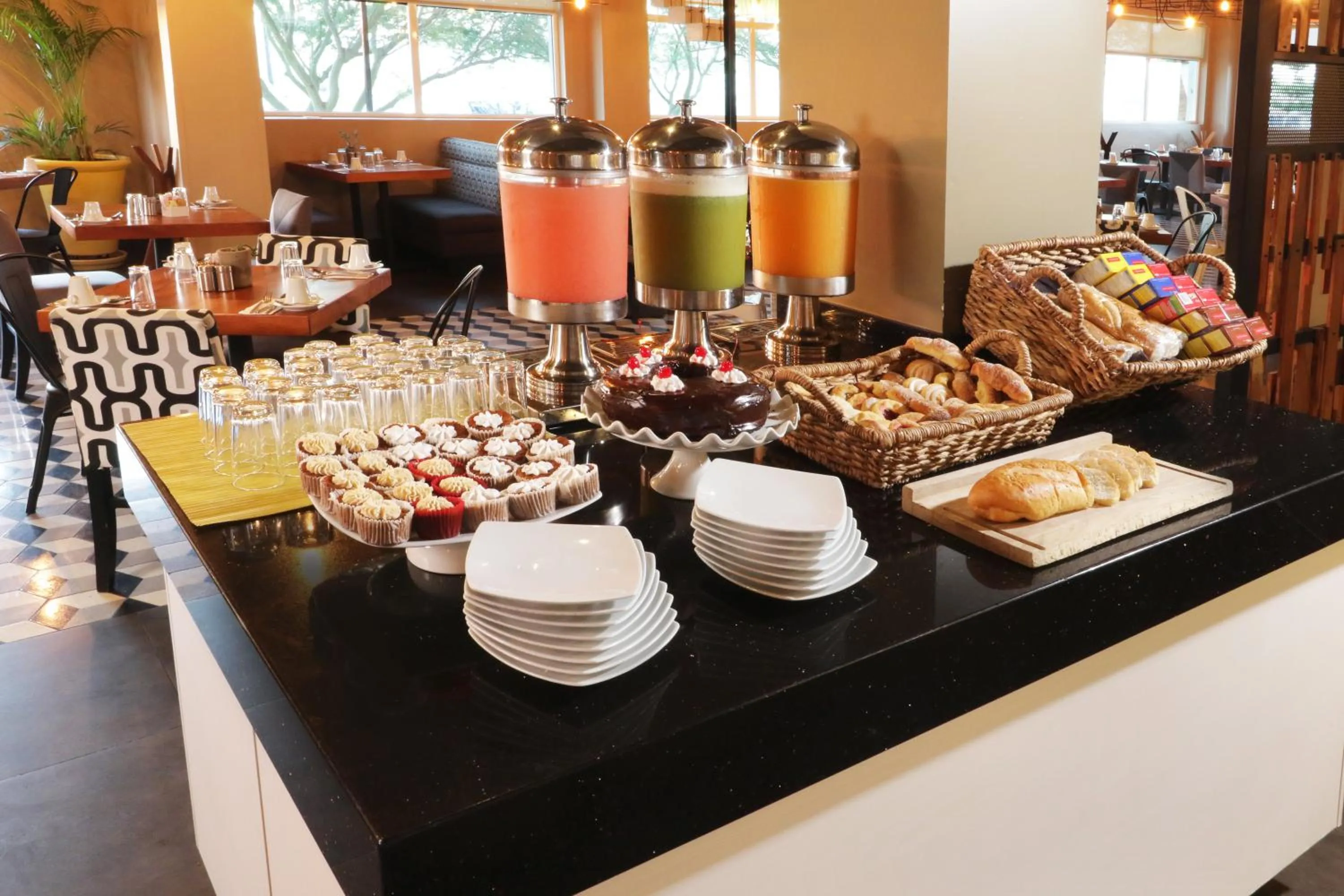 Restaurant/places to eat in Holiday Inn Hotel & Suites Hermosillo Aeropuerto by IHG