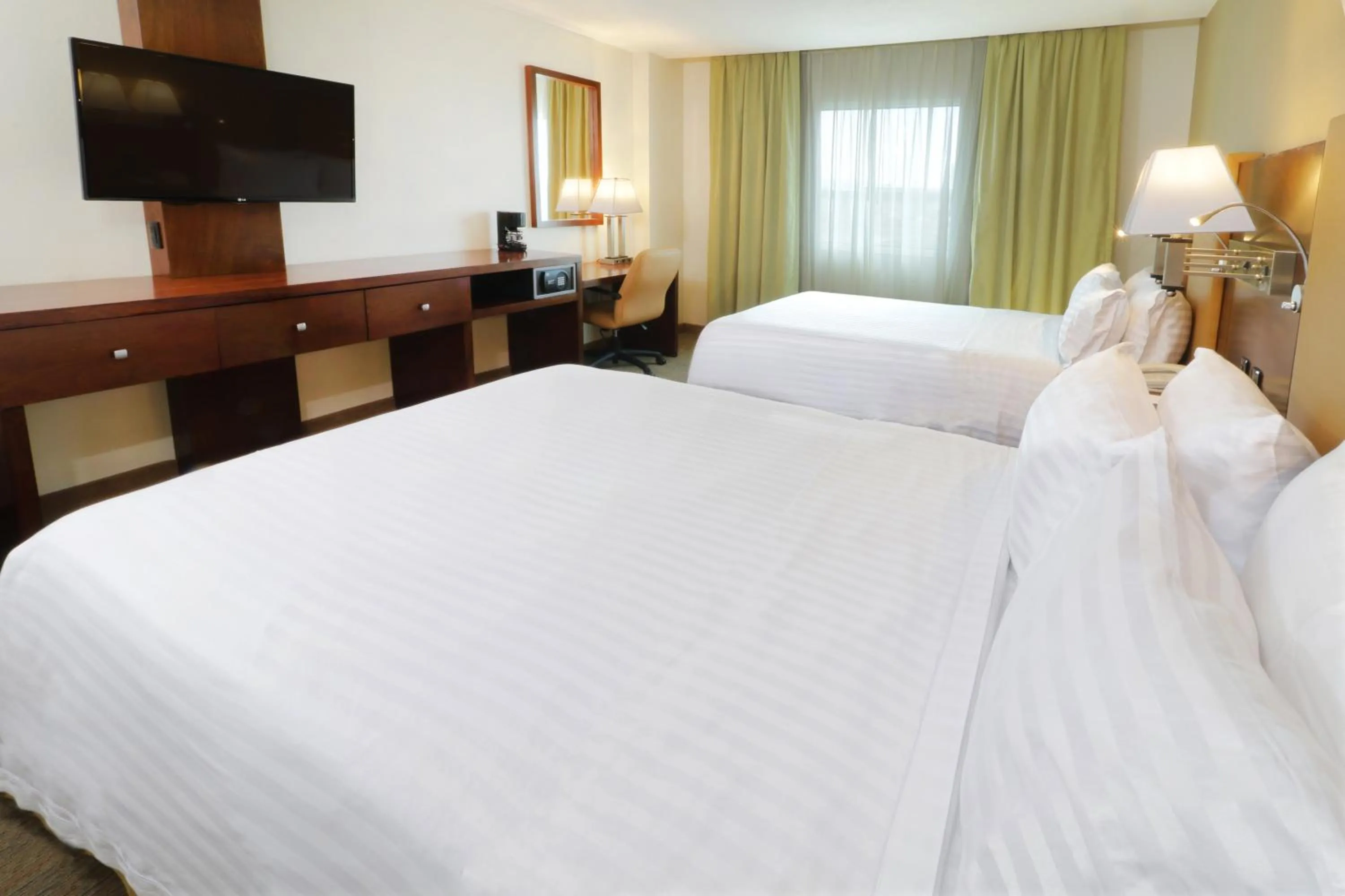 Photo of the whole room, Bed in Holiday Inn Hotel & Suites Hermosillo Aeropuerto by IHG