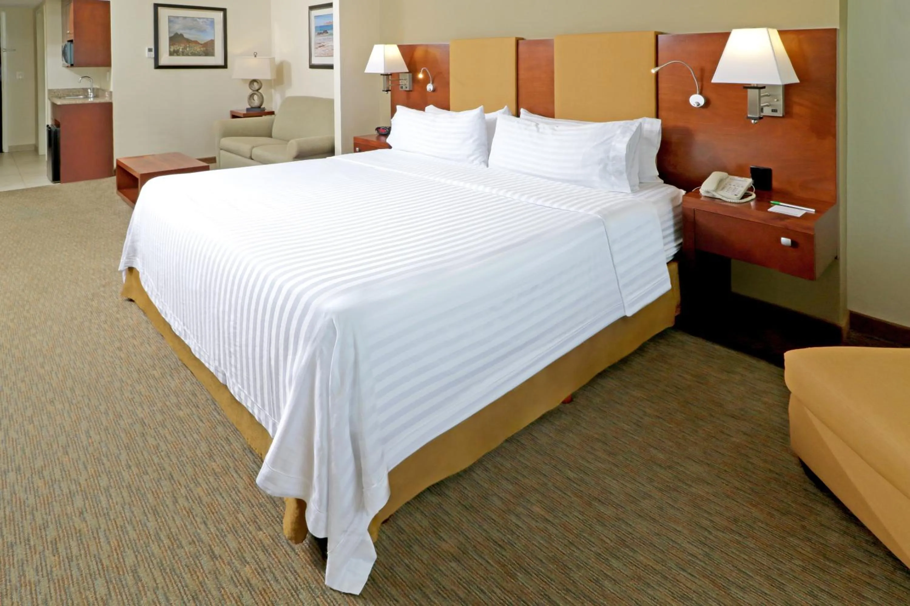 Bed in Holiday Inn Hotel & Suites Hermosillo Aeropuerto by IHG