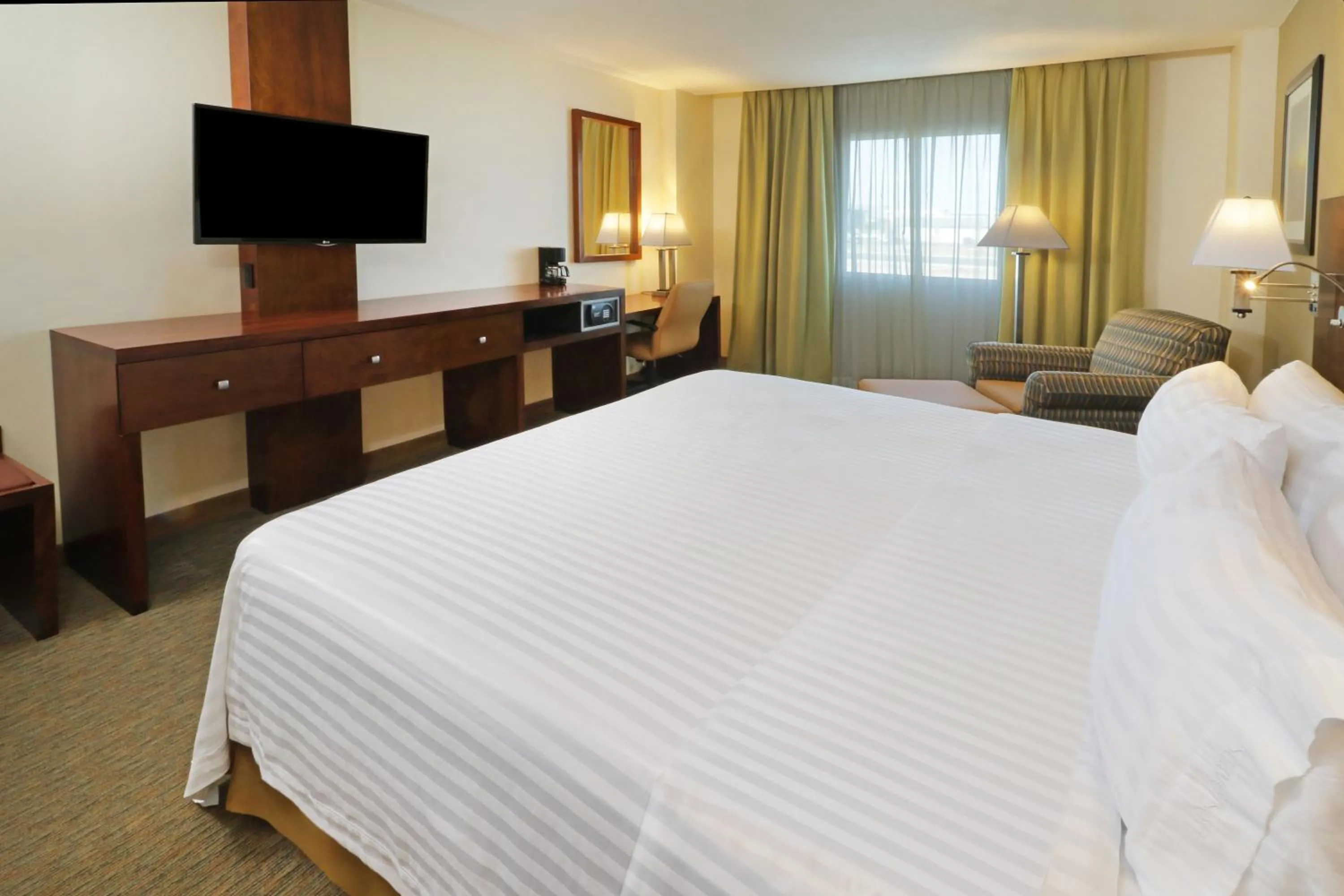 Bed in Holiday Inn Hotel & Suites Hermosillo Aeropuerto by IHG