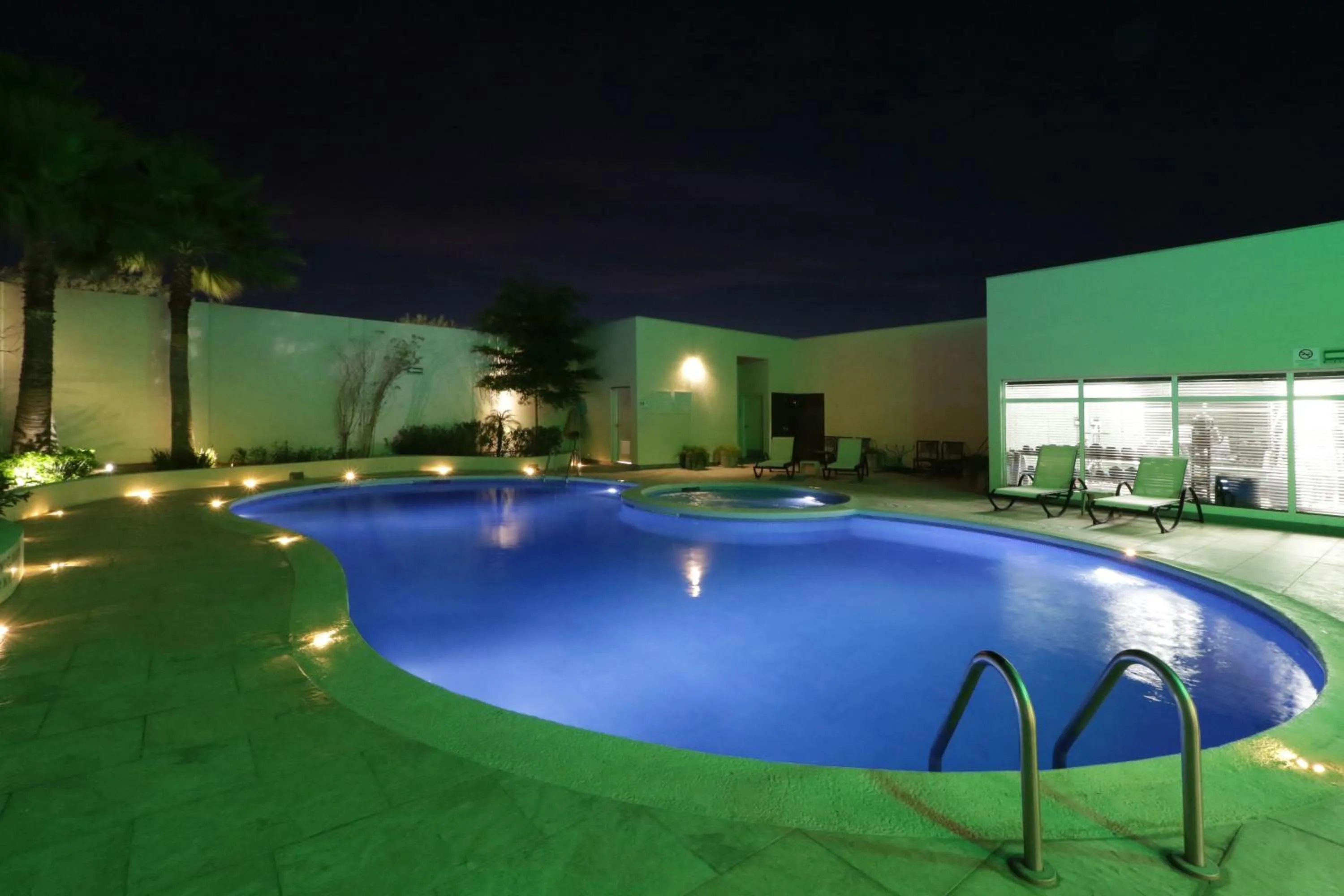 Swimming pool in Holiday Inn Hotel & Suites Hermosillo Aeropuerto by IHG