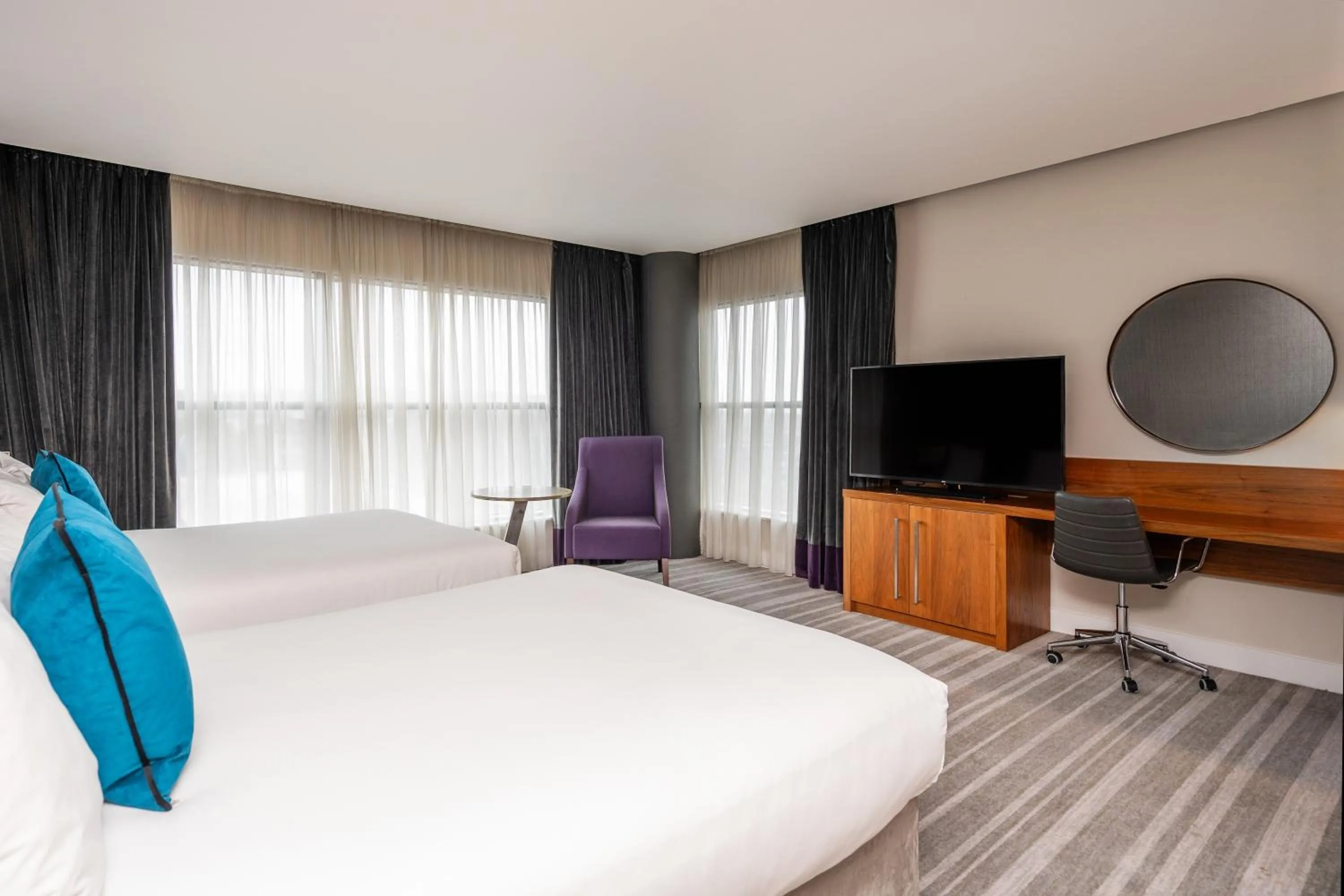 TV and multimedia, Bed in Crowne Plaza Newcastle - Stephenson Quarter by IHG
