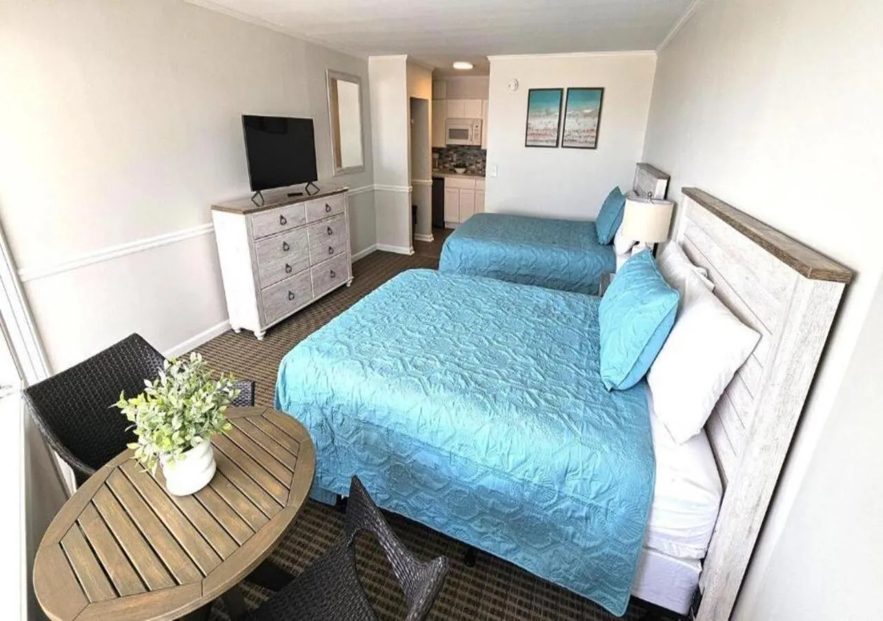 Bedroom, Bed in Aqua Beach Hotel