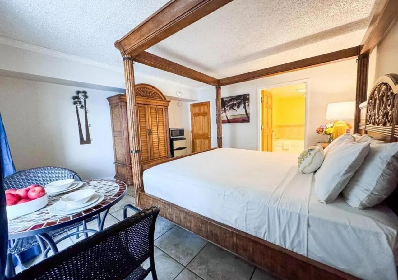 Bedroom, Bed in Aqua Beach Hotel