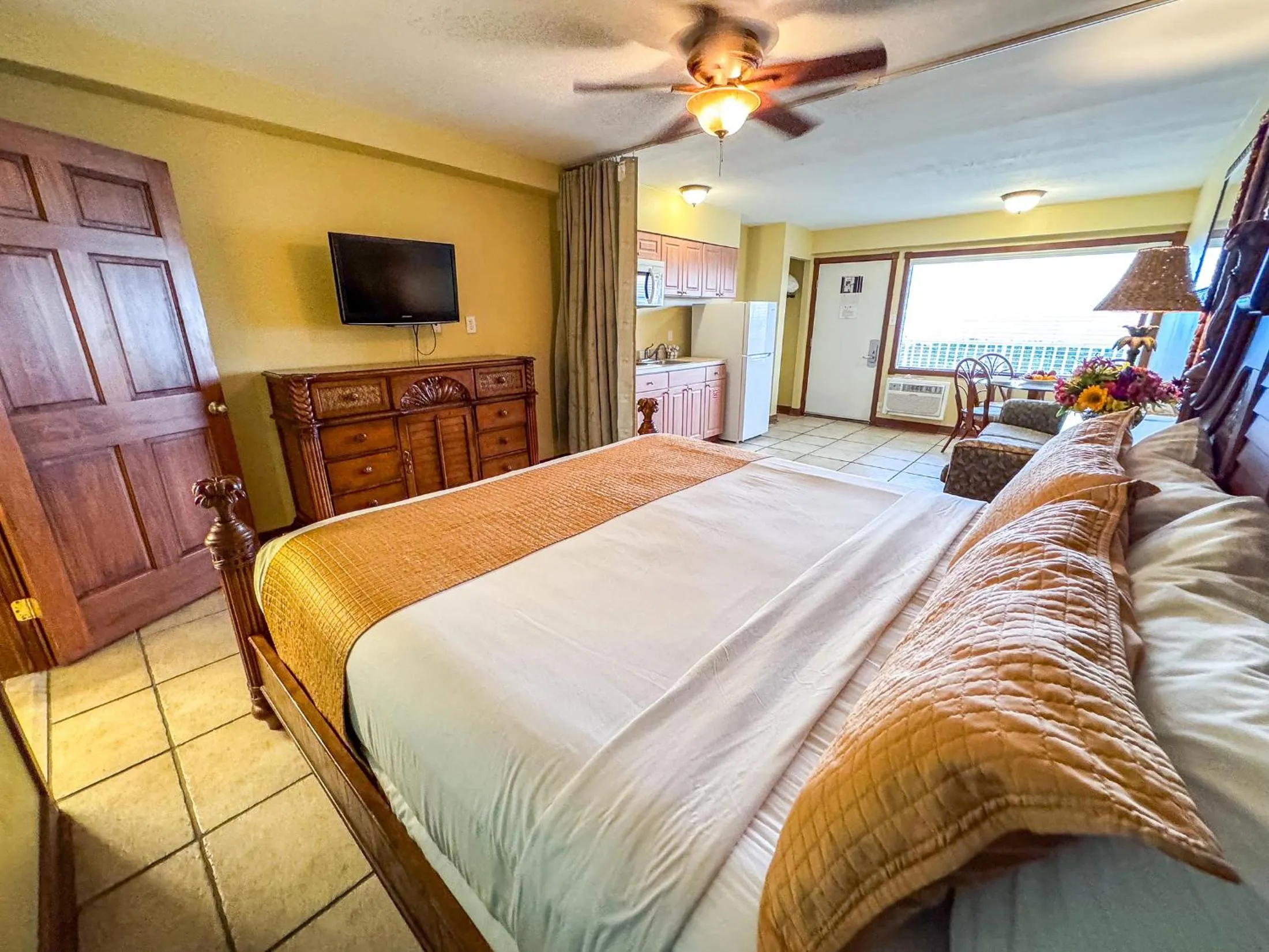 Bedroom, Bed in Aqua Beach Hotel