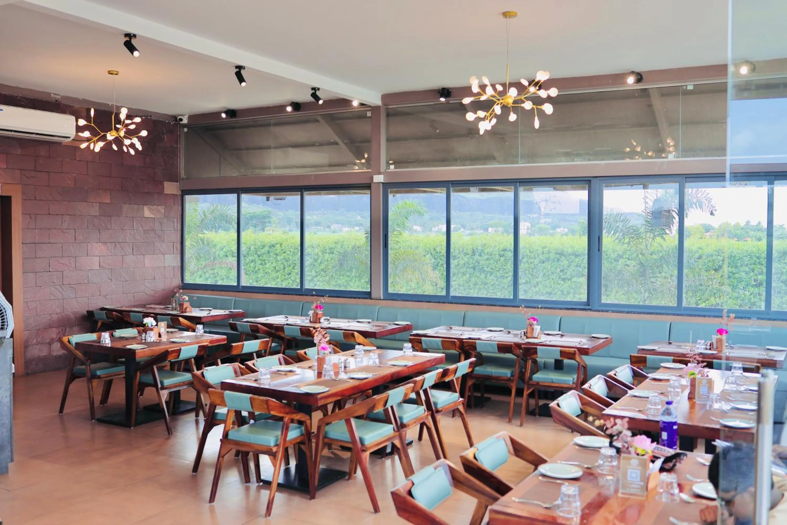 Restaurant/places to eat in Hotel Laxmi Elite Karad