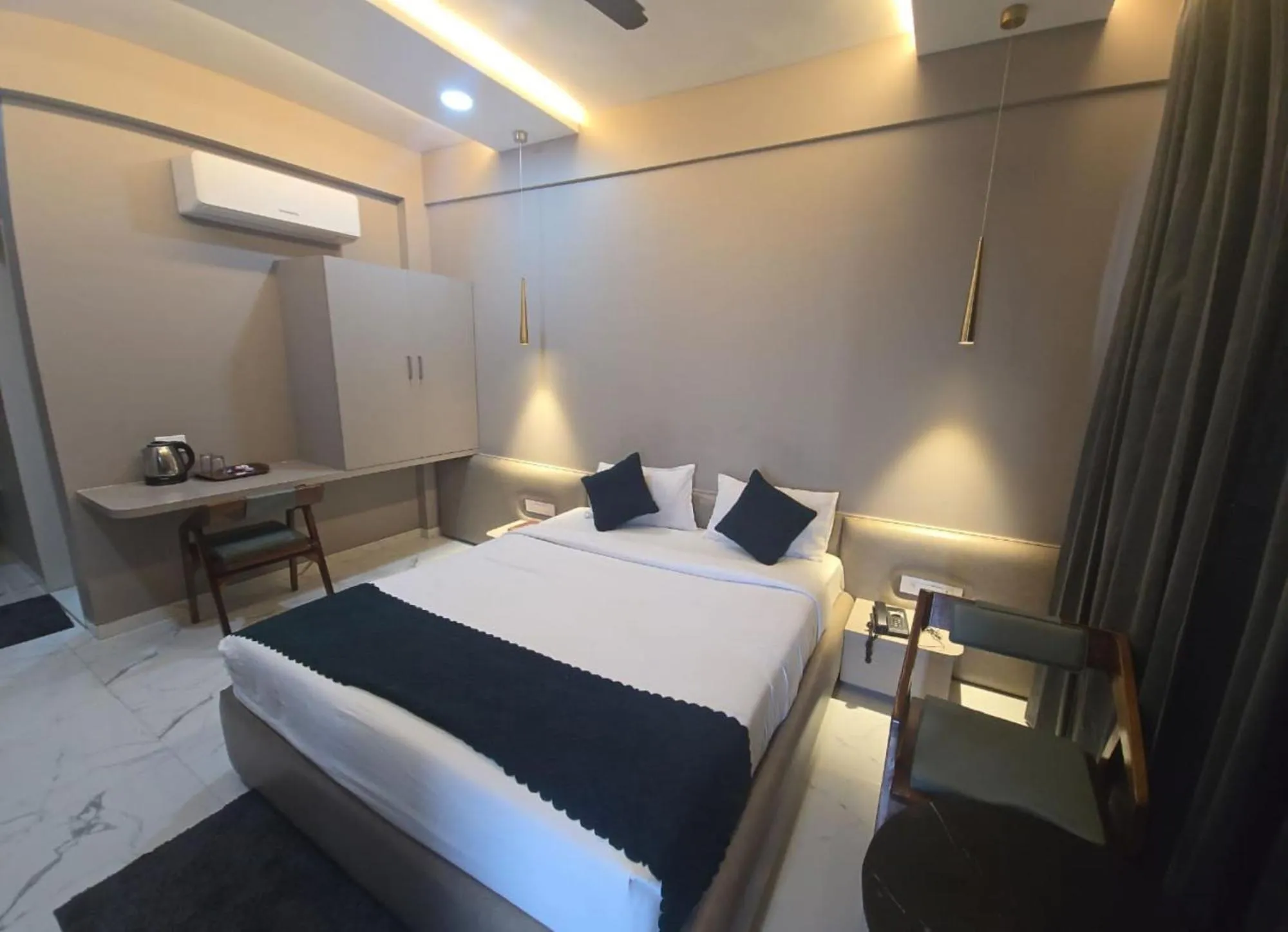 Kitchen or kitchenette, Bed in Hotel Laxmi Elite Karad