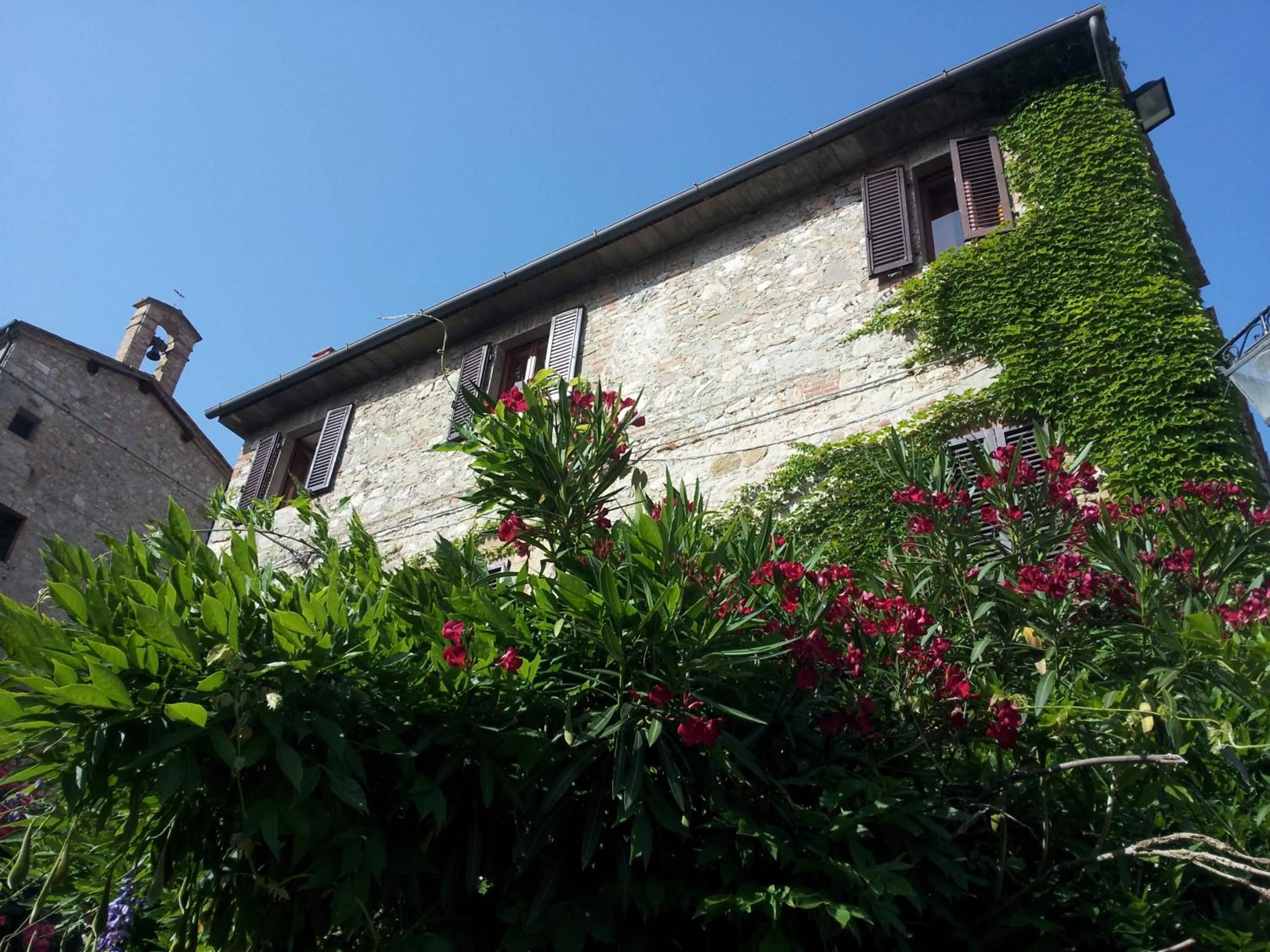 Property building in La Mandola