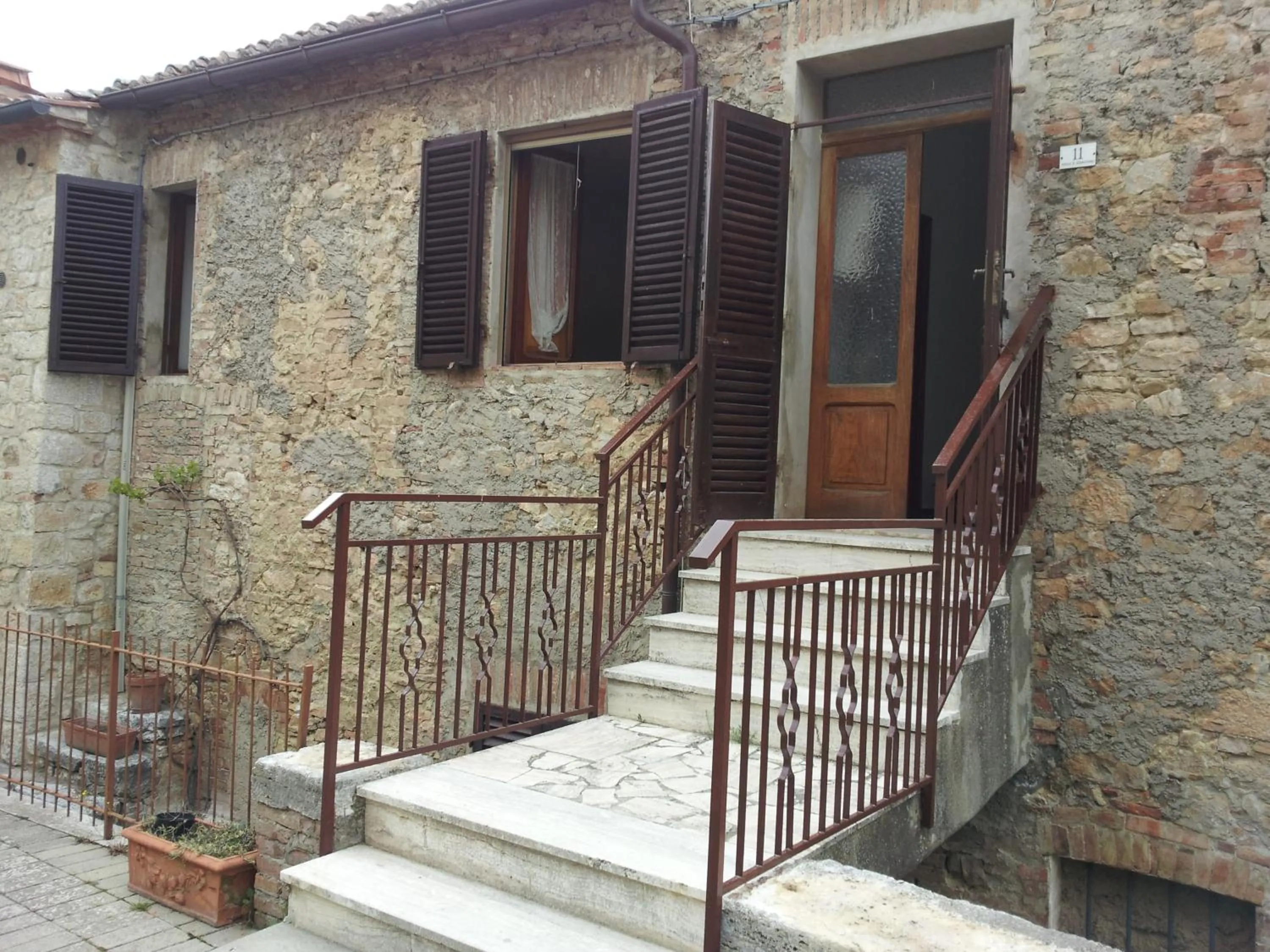 Facade/entrance in La Mandola